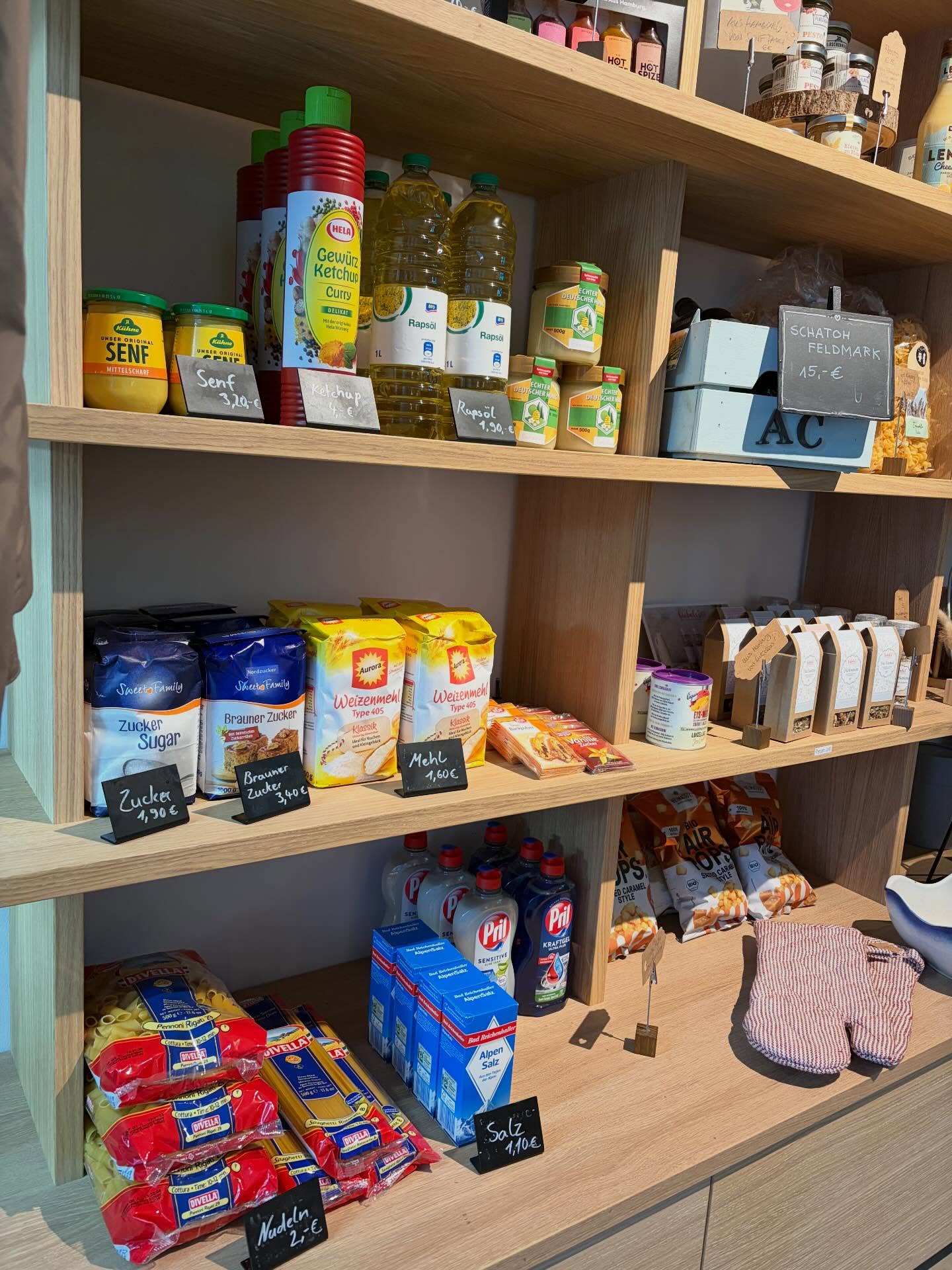 Ihr Lieben, ihr könnt gerne weiter bei den Nachbarn fragen. Aber wenn die mal nicht da sind, dann gibt es BRUNSWIG 1871 auch mit Waren des täglichen Bedarfs. In jedem Fall das Nötigste. Auch Milch, Mozzarella, Schlagsahne und Eier sowieso. Einige von Euch haben sich das gewünscht, und so machen wir das einfach wahr. Mal schauen, wie sich das entwickelt und was ihr so nachfragt. Wir passen das Angebot dann gerne noch an. Alles Liebe und es lebe das Land. Euer BRUNSWIG 1871 Team #todendorf #brunswig1871 #dasguteliegtsonah #caféliebe #stormarn