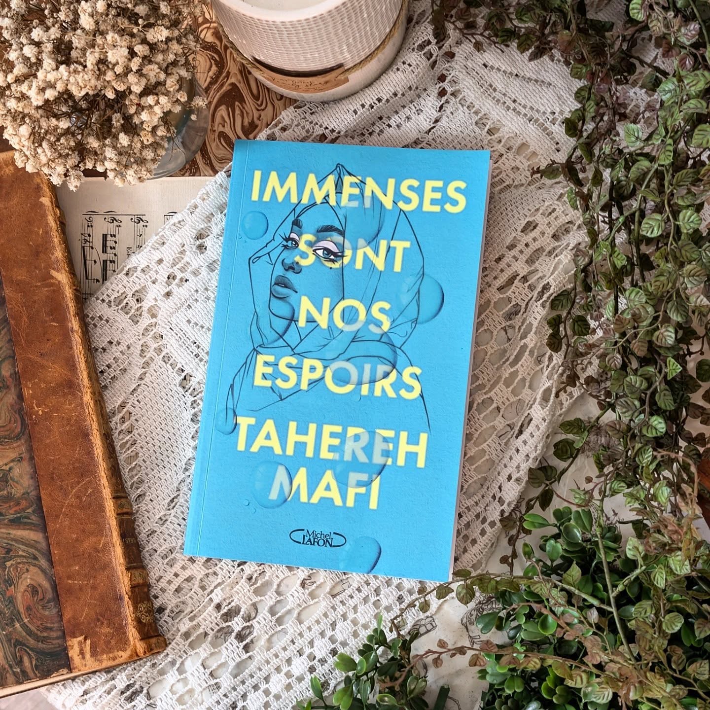 ✨ Immenses sont nos espoirs - Tahereh Mafi ✨
Ce récit a été pour moi une totale découverte. Je ne connaissais pas du tout Tahereh Mafi et je dois dire que j'ai trouvé sa plume assez singulière. On est sur un mix entre la métaphore, les sensations et quelque chose qui vient des tripes. Je ne sais pas vraiment comment vous expliquer, mais il y a quelque chose dans ce style qui vous fait vivre les émotions pleinement.
Alors ça peut surprendre au départ mais cela vaut le coup de s'accrocher. Je ne suis pas vraiment habitué à lire ce genre de plume, mais j'ai trouvé que dans cette histoire cela fonctionnait bien et amenait un vrai plus.
Concernant l'histoire, on va suivre Shadi dans deux temporalités différentes. D'un côté on va avoir Shadi l'adolescente, plutôt lumineuse. Puis on a celle de maintenant, beaucoup plus sombre et clairement en pleine dépression.
J’ai beaucoup aimé cette dualité, ce va-et-vient entre passé et présent, qui donne un vrai rythme émotionnel au roman.
Il y a aussi Ali qui apporte une douceur essentielle au récit. Une présence bienveillante, presque rassurante, qui vient contrebalancer la dureté de certaines thématiques et offrir à Shadi, et au lecteur, un peu de lumière.
Immenses sont nos espoirs parle de racisme, d'islamophobie et de beaucoup d'autres thèmes. Clairement, ce n’est pas une lecture « good vibes ». C’est un roman intimiste, parfois éprouvant, qui nous fait vivre les épreuves de l’intérieur, sans filtre.
En bref, ce n’est pas un coup de cœur, mais une lecture que j’ai trouvée intéressante et marquante à sa manière. Je pense que ce roman parlera surtout aux lecteurs qui aiment ressentir les histoires, s’y immerger émotionnellement, plutôt qu’à ceux qui cherchent un livre à dévorer rapidement.
Ce roman est publié chez @michellafon_jeunesse !
✨ Résumé ✨
Après les attentats du 11 Septembre, les États-Unis ont déclaré la guerre à l'Irak. Shadi, une adolescente musulmane voilée, affronte deuil familial, isolement et racisme ambiant.
#roman #bookstagramfrance #review #SortieLittéraire #michellafonjeunesse
* Service presse avec les éditions Michel Lafon Jeunesse *
