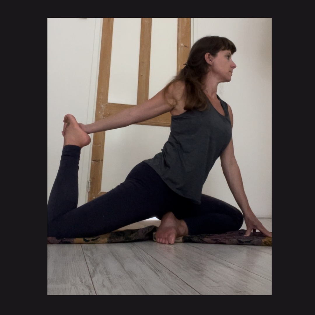 Bij yin yoga versoepelen we niet alleen het bindweefsel, we activeren ook de yin energie in jezelf. Ook wel de vrouwelijke energie. Dat op zich is al heel heilzaam. Als je het mij vraagt is onze maatschappij volledig doorgeslagen in het yang. En is dat niets anders dan een weerspiegeling van de overheersende yang energie in mensen.
‘Jij hebt eigenlijk nooit geleerd hoe je als vrouw moet leven,’ zei een lichaamsgerichte therapeut ooit tegen mij. ‘En op je intuïtie te vertrouwen.’
Na jaren van intensieve therapie kwam ik bij hem terecht voor mijn aanhoudende rugpijn, en somberheid/leegte.
Met de wijsheid van nu;
De rugpijn stond symbool voor het geen steuntje in mijn rug voelen. De somberheid voor het onderdrukken van mijn emoties.
Steun ontvangen - überhaupt ontvankelijk kunnen zijn - is yin. Emoties toelaten is yin. Intuïtief zijn en op de flow van het universum vertrouwen is yin.
Pijn in het lichaam of ziekte in het hoofd is in mijn beleving vaak verzet tegen deze flow. En meestal ook een disbalans tussen het belichamen van de mannelijke en vrouwelijk energie in jezelf.
Gelukkig is er collectief een beweging naar een meer yin samenleving. Een verandering die niet te stoppen is. Verzet maakt ziek, emoties toelaten is de oplossing, naar mijn ervaring.
#yinyoga #divinefeminine #divinefeminineenergy #vrouwelijkeenergie #yin #yogapractice #yoga #yang #yogaposes #lichaamswerk