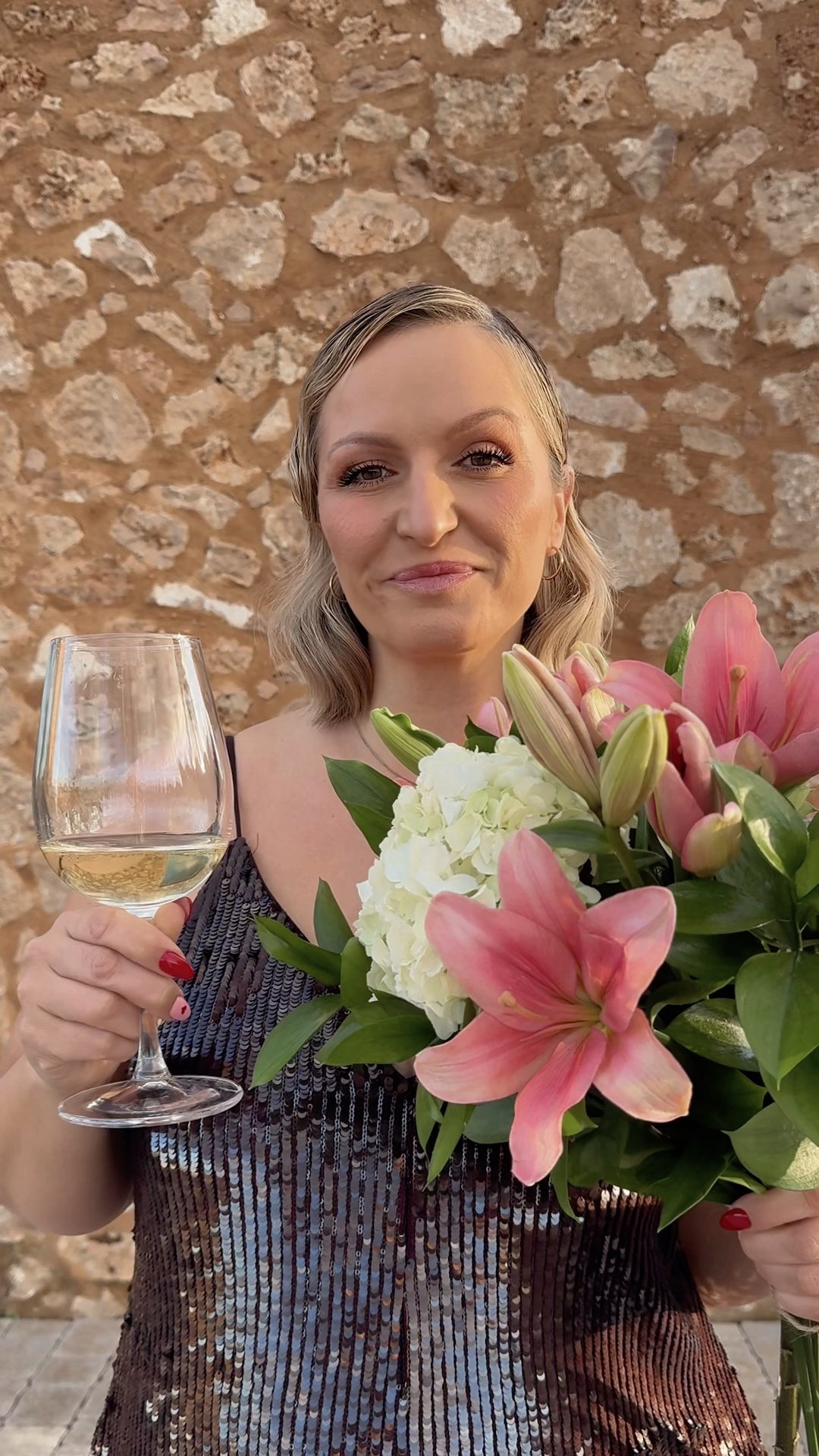 Ich hab am Wochenende nicht nur meinen 40. Geburtstag gefeiert, sondern wir haben hier auch ganz leise die 30.000 Follower geknackt ☀️🌴 das ist einfach der absolute Wahnsinn und mein schönstes Geschenk 🩷
Ich bin so dankbar für jede Nachricht, jeden Kommentar, jedes Like, jedes Abspeichern und dafür, dass euch mein Content rund um Mallorca, das Inselleben und all die kleinen Momente dazwischen so gefällt.
Nicht mal ein Jahr ist vergangen
und plötzlich sind hier so viele Menschen, die diese Insel genauso lieben wie ich.
Das fühlt sich immer noch ein bisschen surreal an ✨
Seht mir bitte nach, dass ich aktuell nicht jede persönliche Nachricht oder individuelle Mallorca Reiseplanung beantworten kann.
Meine Kapazitäten lassen das leider noch nicht zu.
Aber ich lese alles, ich freue mich über jede einzelne Nachricht und euer Support bedeutet mir wirklich viel 💛
Ich mache hier auf jeden Fall weiter mit ganz viel Herz, meinen persönlichen Mallorca Tipps und Insel-Inspiration.
Wer weiß, vielleicht ist Mileiki Mallorca irgendwann wirklich in aller Munde
und ich eröffne am Ende doch noch meine eigene Reiseagentur 😄🌍
Danke, dass ihr hier seid.
Auf alles, was noch kommt 🥂✨
💇♀️ by @dieburmeisterin
#inselleben #mileiki #MallorcaTipps #travelguidemallorca