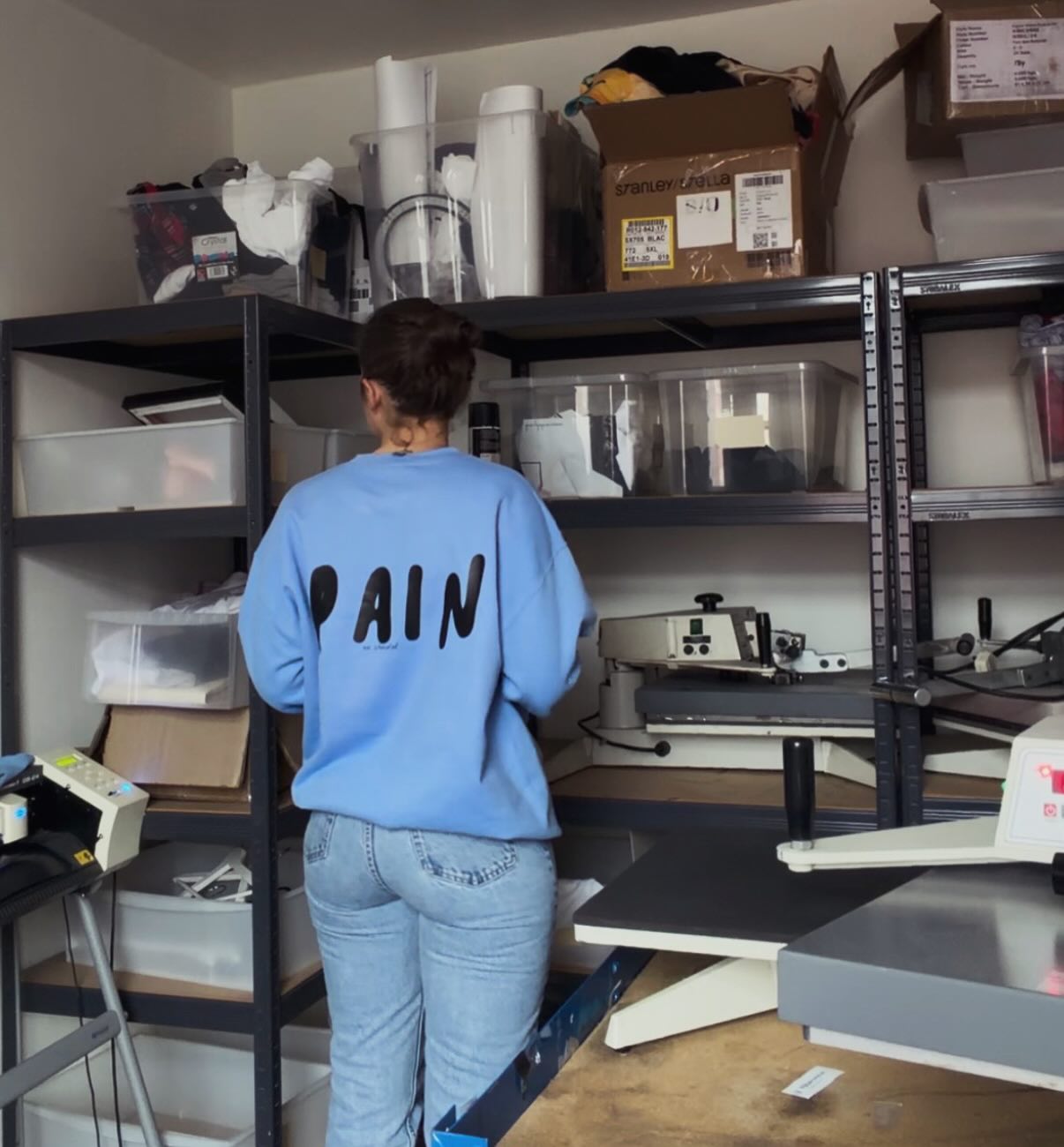 Woking on something bleu … 👀 🦋 (ignore the mess)