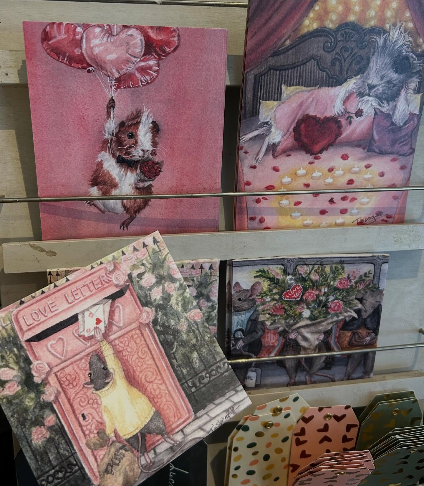 Idag fick vi påfyllning av @tyraskonst otroligt vackra kort! 👏😍
Passar utmärkt att köpa till buketten på alla hjärtans dag eller vid alla andra tillfällen då en kärleksförklaring ska skrivas ❤️🌹
Vi är så glada att få sälja några av Tyras alster!
In och kika på hennes Instagram och upptäck hennes vackra konst. Nu har hon även kurser i måleri för den som vill prova på att måla i akvarell! 🎨🌸
