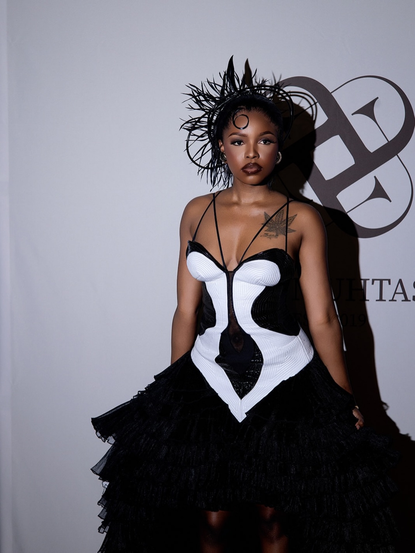 @_zara_williams is wearing a couture hat @barthetparis by @alexandrebarthet
Stylist : @velosostyle
Styling assistance : hi_itmegrace & @plamedie.k_
Hair and makeup : @expertdenilsonpedro
Photograph: @germain.visuals
#hautecouture #fashionweek #zarawilliams