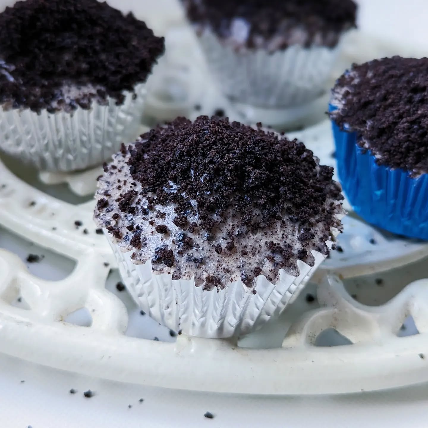 I wish you guys could taste these Oreo cupcakes ๐คค Fluffy dark chocolate sponge topped with Oreo Swiss meringue buttercream & crushed Oreos. So simple but they're a dream to eat ๐
#prismbakes #prismbakescupcakes #cupcakesofinstagram #oreocupcakes #oreos #harrowbaker