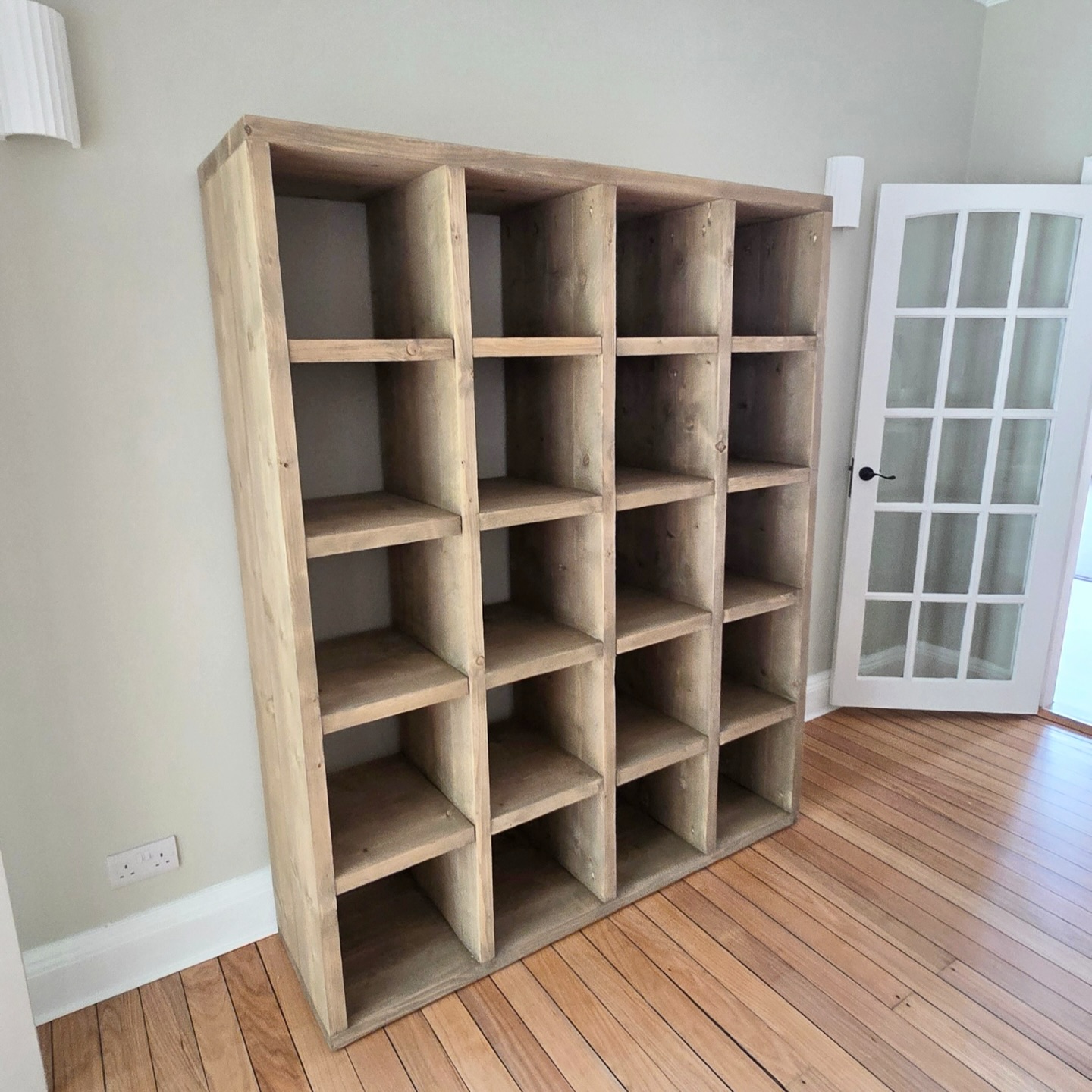 Here is our all timber rustic Bookcase which is made to fit Ikea boxes. Item number 782 and finished in natural wax.
#bookshelf #bookcase #woodwork #rusticfurniture #livingroomdesign