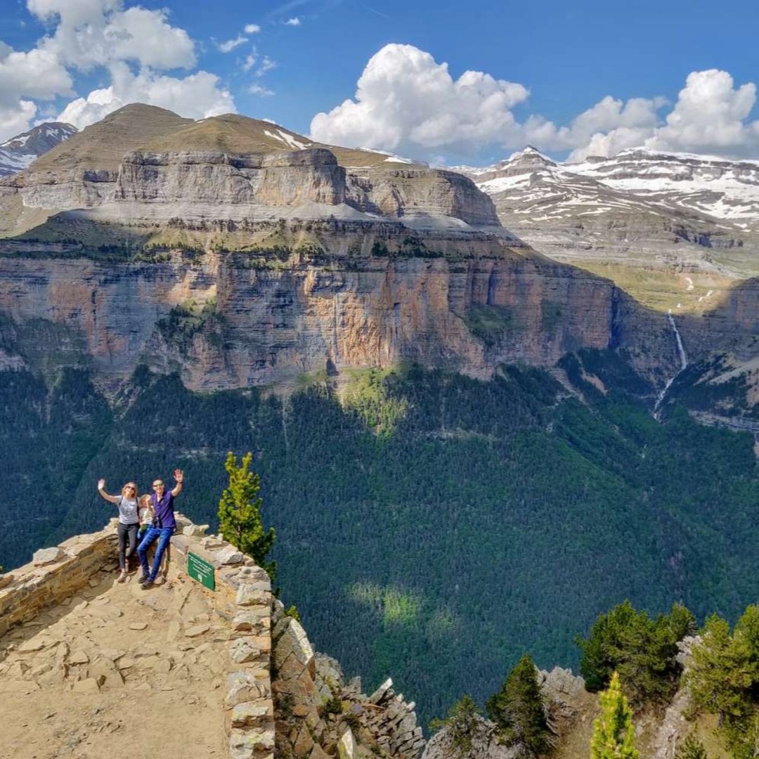 Miradores de Ordesa, una excursión imprescindible para conocer el parque con la compañía de una guía de montaña profesional y con apoyo de vehiculo 4x4.
¡Reservas online! www.guiasdeordesa.com
Telefono: 608 33 15 94
.
.
.
.
.
#ordesa #ordesaymonteperdido #broto #torla #miradoresdeordesa #ordesanationalpark #ainsa #boltaña #añisclo #pineta