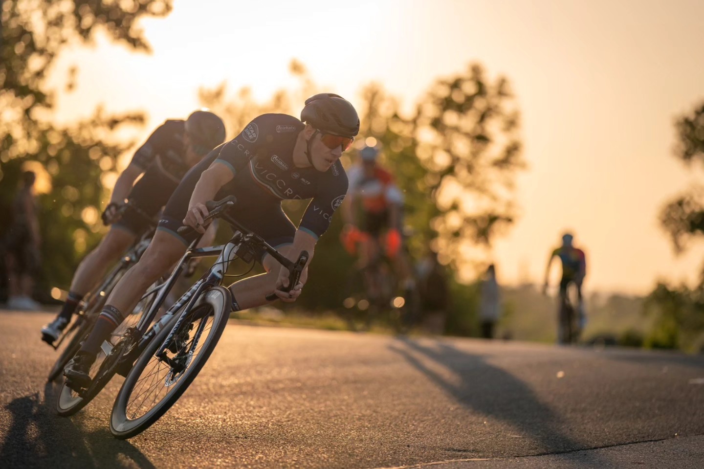 If you attack in the first round and stay at front until you catch the field in the last round, it's quite clear who has won. Dominant "one, two" for @sprungeheuer & @romannagiller at the first @geizhals.preisvergleich VICC Race Day this year, as part of the @stroeckbrot Donauinselcup. Full result at vicc.racing - Next race day on May 14th.
📸 @stuart_marven_foto
#gofastturnleft #viccrd #raceday #cyclingphotos #cyclinglife #cyclodrom #critracing