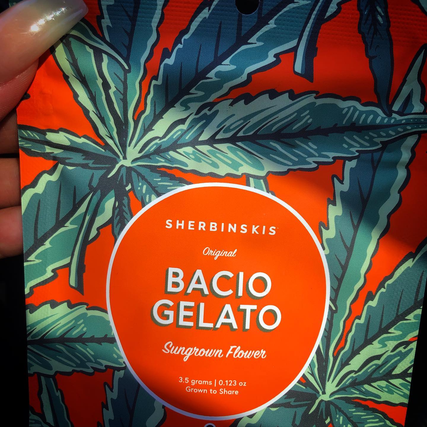 For the “I only smoke indoor” people out there... I’m here to remind you to never underestimate sun-grown flower. Yes, the THC potency will mostly be higher with indoor bud, however you lose a lot of the quality in the terpenes and trichomes when you don’t have the natural sun lighting... TERPENES are better when the trichomes are juicier which usually comes from sun grown or light deprivation aka #greenhousegrown THIS is how you experience a more strain specific high, as well as the medicinal benefits from the better TERPENE PROFILE.... @sherbinskis did AMAZING with this Bacio Gelato and it still had a solid 25% THC potency... the smell was dank immediately upon opening the bag, and the smoke was tasty and relatively smooth for outdoor flower 🌱🌞🧡 10/10 #sherbinskis #baciogelato #sungrowncannabis #growntoshare #sungrown #terpenes #trichomes #terppy #dank #cannabis #cannagirl #smokeweedeveryday #themarijuanamedium