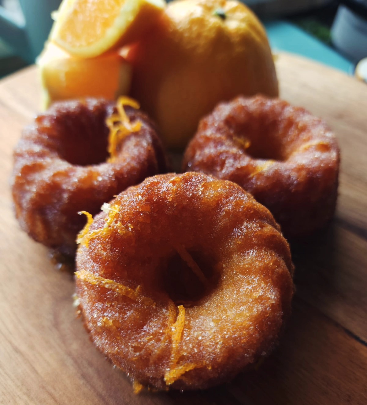 🌟 Product van de Week #2 🌟
Stel je voor: een zonnige middag in het schilderachtige kleine stadje Riebeek Kasteel in Zuid-Afrika. Tijdens een verblijf bij de gastvrije Vineyard Views Country House, werden we getrakteerd op de meest verrukkelijke citrus drizzle cake, geserveerd op hun terras met uitzicht op prachtige wijngaarden, perfect voor de middagkoffie.
Dankzij onze gracieuze gastheer, heb ik het recept mee naar huis kunnen nemen en aangepast om deze heerlijke mini-versies te creëren.
En nu, deze zondag 16 juni, kun jij ook genieten van deze bijzondere lekkernijen op het Zuiders Feest op het erf. Proef de zonneschijn van Zuid-Afrika in elke hap van deze heerlijk vochtige en frisse cakejes.
Kom langs en laat je betoveren door de smaak van Riebeek Kasteel. Tot zondag! 🌞🇿🇦
#ZuidersFeest #MiniCitrusDrizzleCake #SmaakVanZuidAfrika #ZondagTraktaties #riebeekkasteel #Vineyardviewscountryhouse #Suikerbekkietraktaties