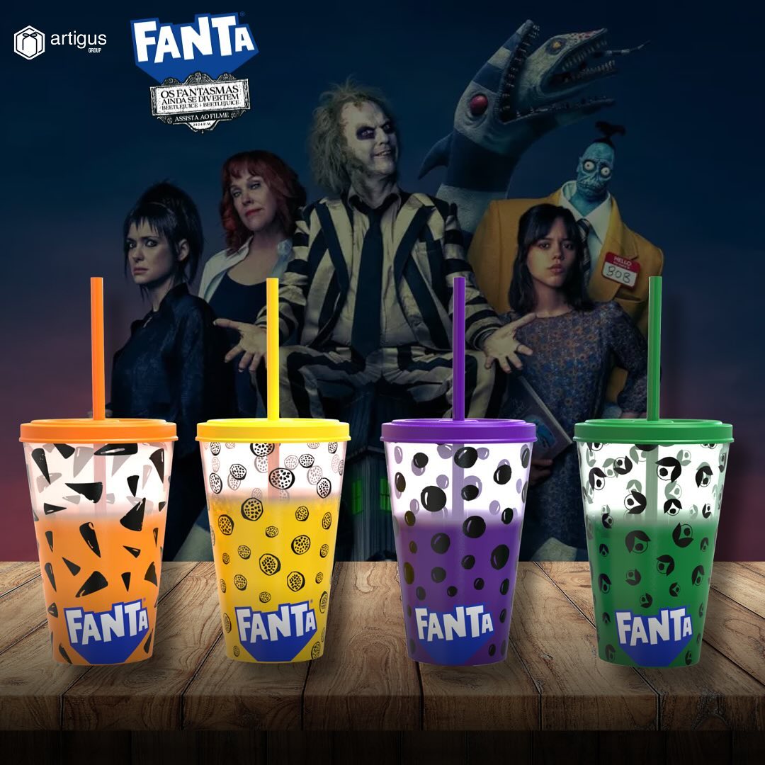 FANTA lança a campanha “Chama No Sabor De Fanta”, em parceria com o filme Os Fantasmas Ainda Se Divertem.
Com uma abordagem criativa, a ação combina o espírito alegre e vibrante da marca com o universo cômico e sobrenatural do filme, proporcionando uma experiência única para os consumidores.
Como parte da campanha, quem adquirir os produtos participantes poderá resgatar um copo com tampa e canudo colecionável exclusivo, que muda de cor em contato com líquido gelado, trazendo ainda mais diversão para os fãs da marca e do cinema.
Promoção presente em várias redes varejistas do segmento alimentício.