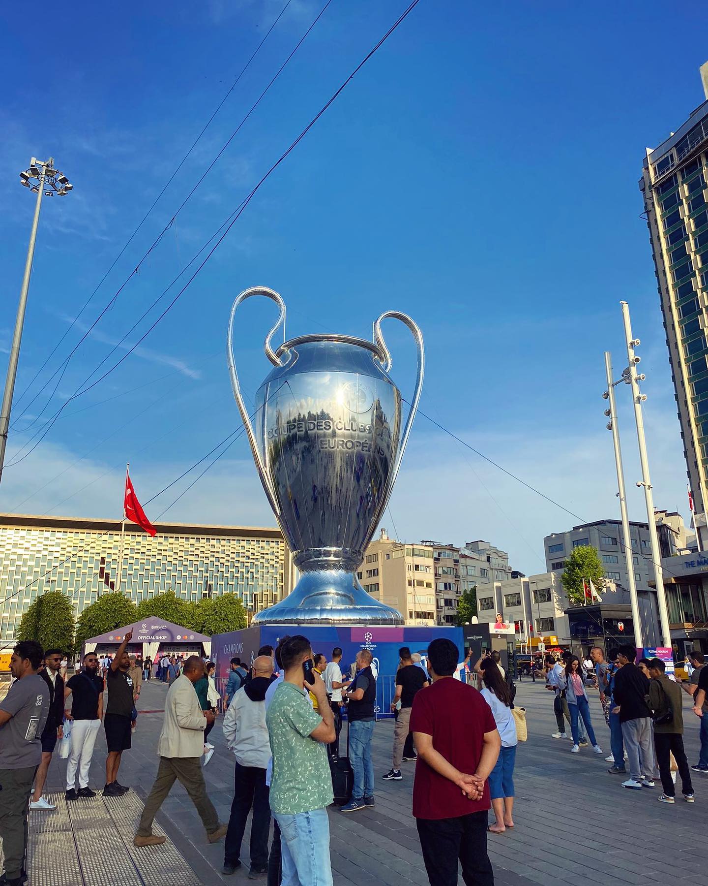 • Los fanáticos del fútbol de todo el mundo esperan con ansias la Final de la Liga de Campeones 2023, que se llevará a cabo en la hermosa ciudad de #Estambul. Continúan los preparativos. Se ha colocado un trofeo gigante en la plaza Taksim.
#final #uefa #uefafinal