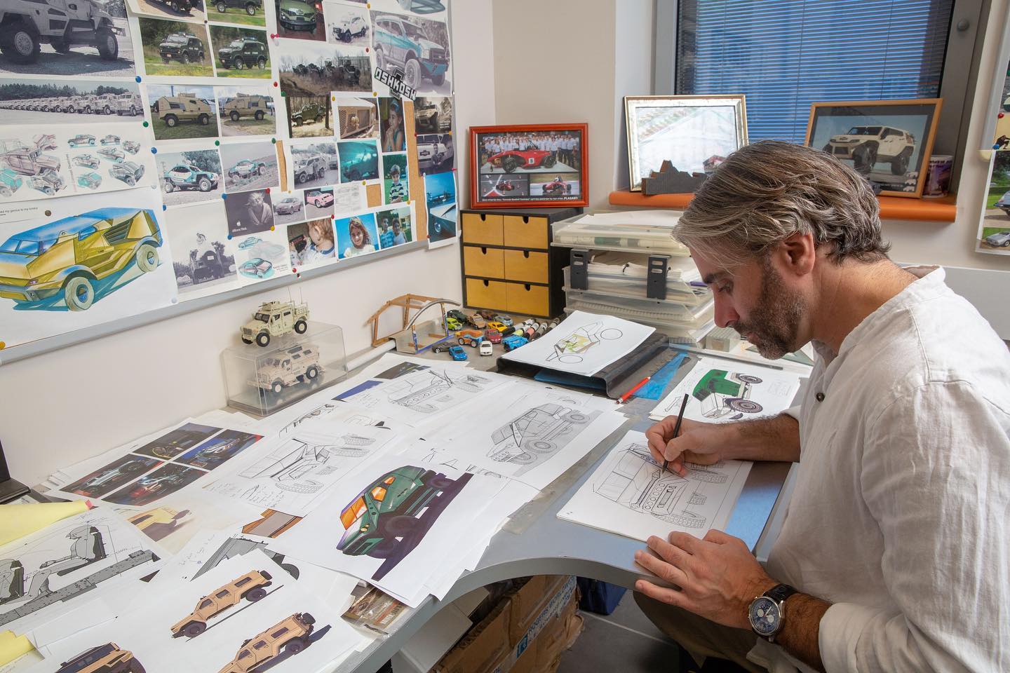 Me at work at Plasan.
Photo by @topelberg
.
#plasan #design #designer #cardesign #cardesigner #vehicledesign #vehicledesigner #transportdesign #militarydesign #armouredvehicle #armoredvehicle #militarytruck #sketching #rendering #designing #drawing