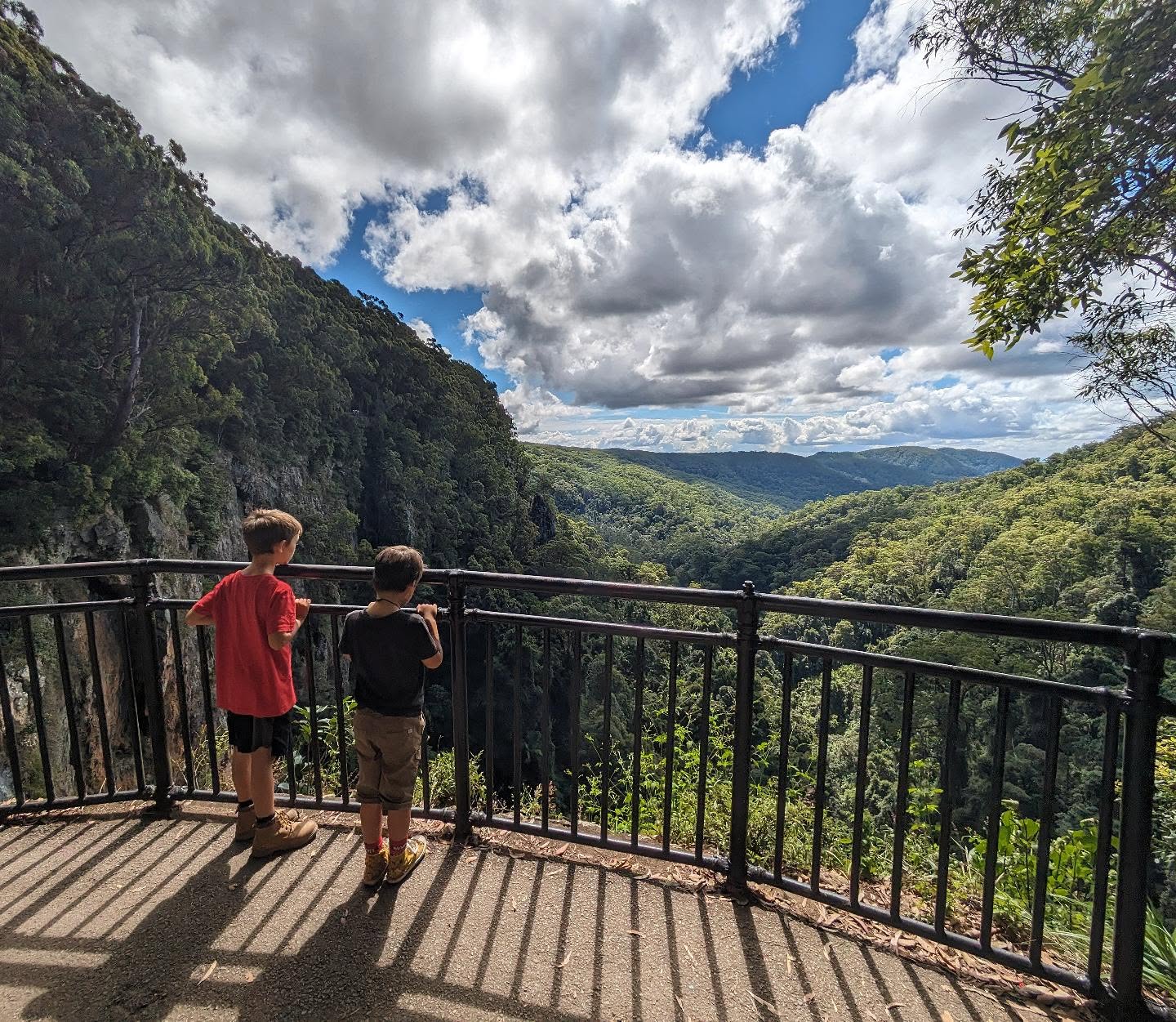 We hope you all have had a lovely Easter break! Amongst some family time and a bit of work, we saw these beautiful sights 😍
#knotsandgrains #eaater # smallbusiness #recycledwood #reclaimedwood #ecofriendly #springbrook #golscoast #purlingbrookfalls #views