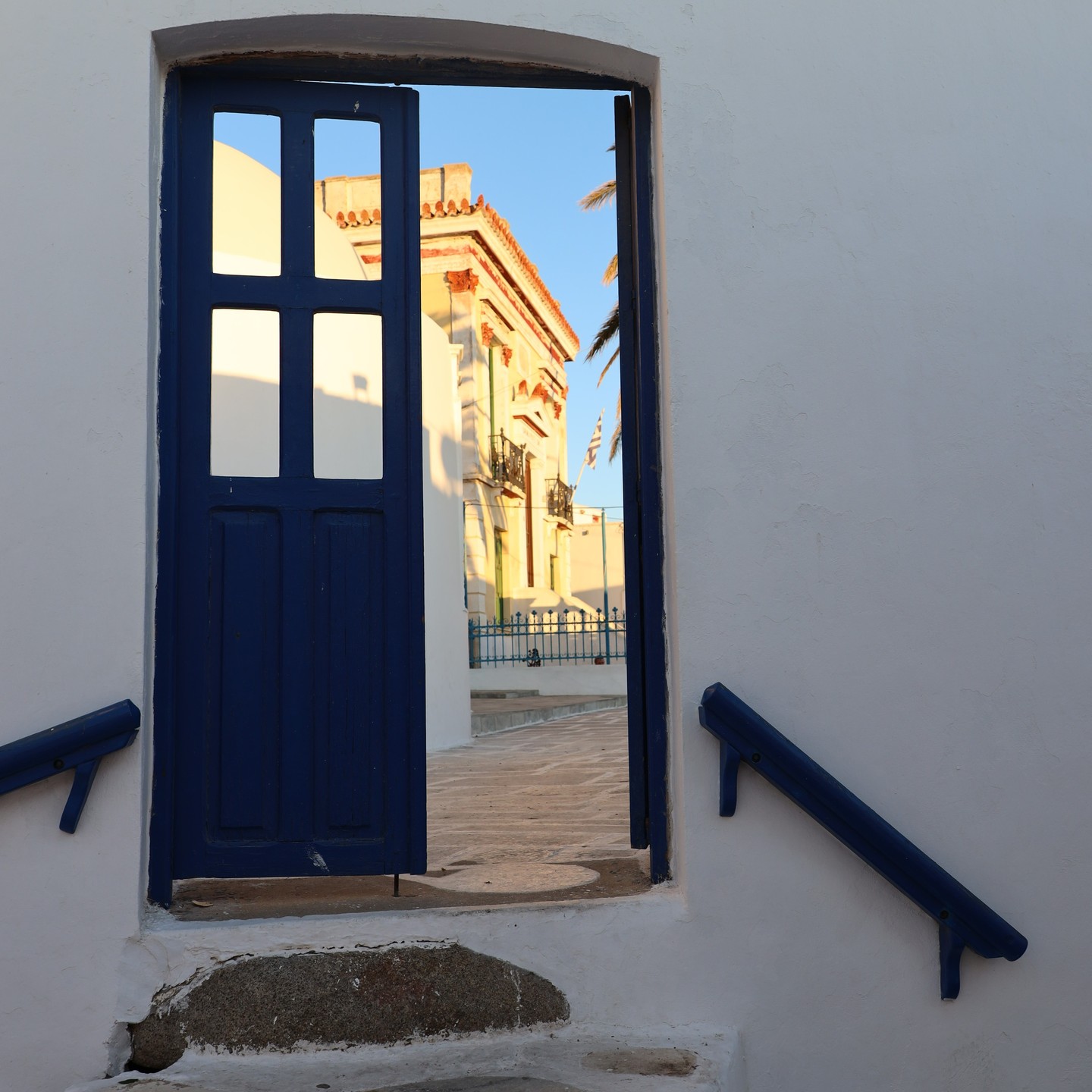 From Chora i Serifos island. Town hall in background.
#cyclades
#cyclades_islands
#greek
#greekislands
#visitgreece
#visitgreecegr
#greek holiday
#travel_greece
