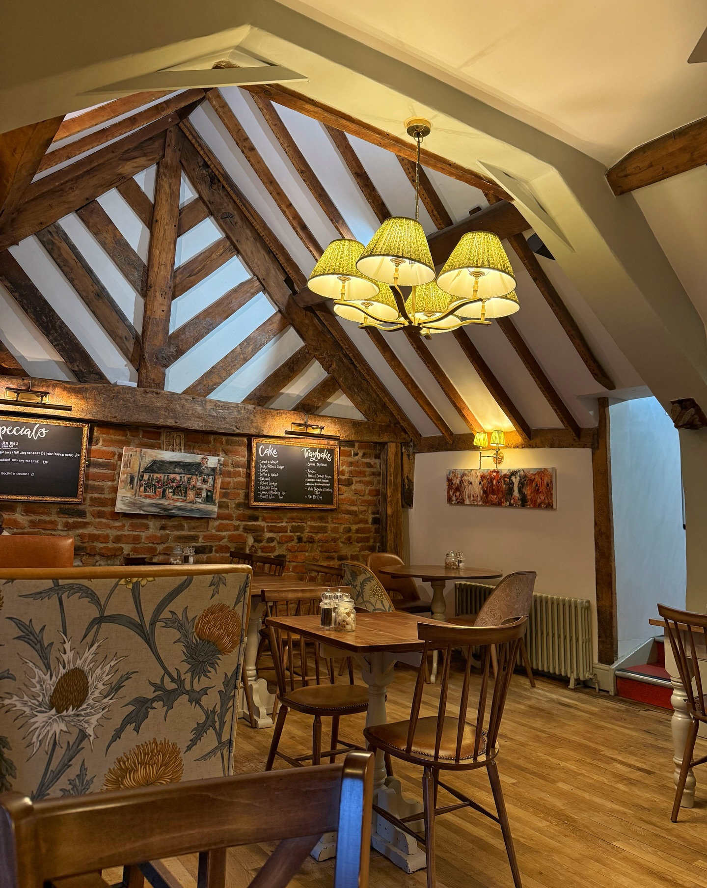 Tucked away upstairs at the original Bakewell Pudding Shop 🤍
A little restaurant full of old-world charm, all homemade food and the kind of cozy atmosphere that makes you want to stay a while✨
If you’re on the go, you can grab treats from the shop downstairs to take away too! 🤩
#theoldoriginalbakewellpuddingshop #thingstodoinbakewell #bakewell