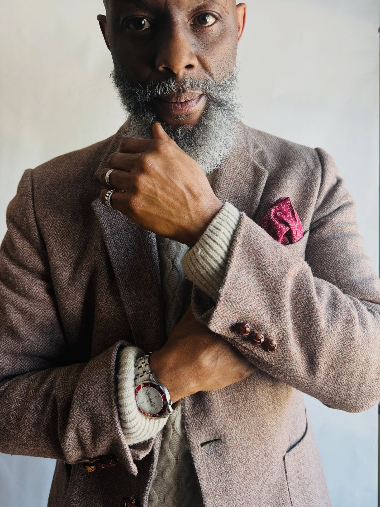 In quiet support of the Winter Olympics—where discipline, heritage, and precision meet cold air and clean lines.
Jaymz Nylon wears the Omega Seamaster Vancouver 2010 “Olympic Edition”—a white-dial diver that balances performance with ceremony.
Chunky fisherman’s knit. Herringbone blazer.
A study in warmth and structure—like winter sport itself: composed, resilient, exacting.
Watch: Omega Seamaster Vancouver 2010 “Olympic Edition”
Ref: 212.30.41.20.04.001 | 41 mm Diver | Full Set
—
#TimeSublime
#OmegaSeamaster
#OlympicEdition
#WinterOlympics
#jaymznylonofficial