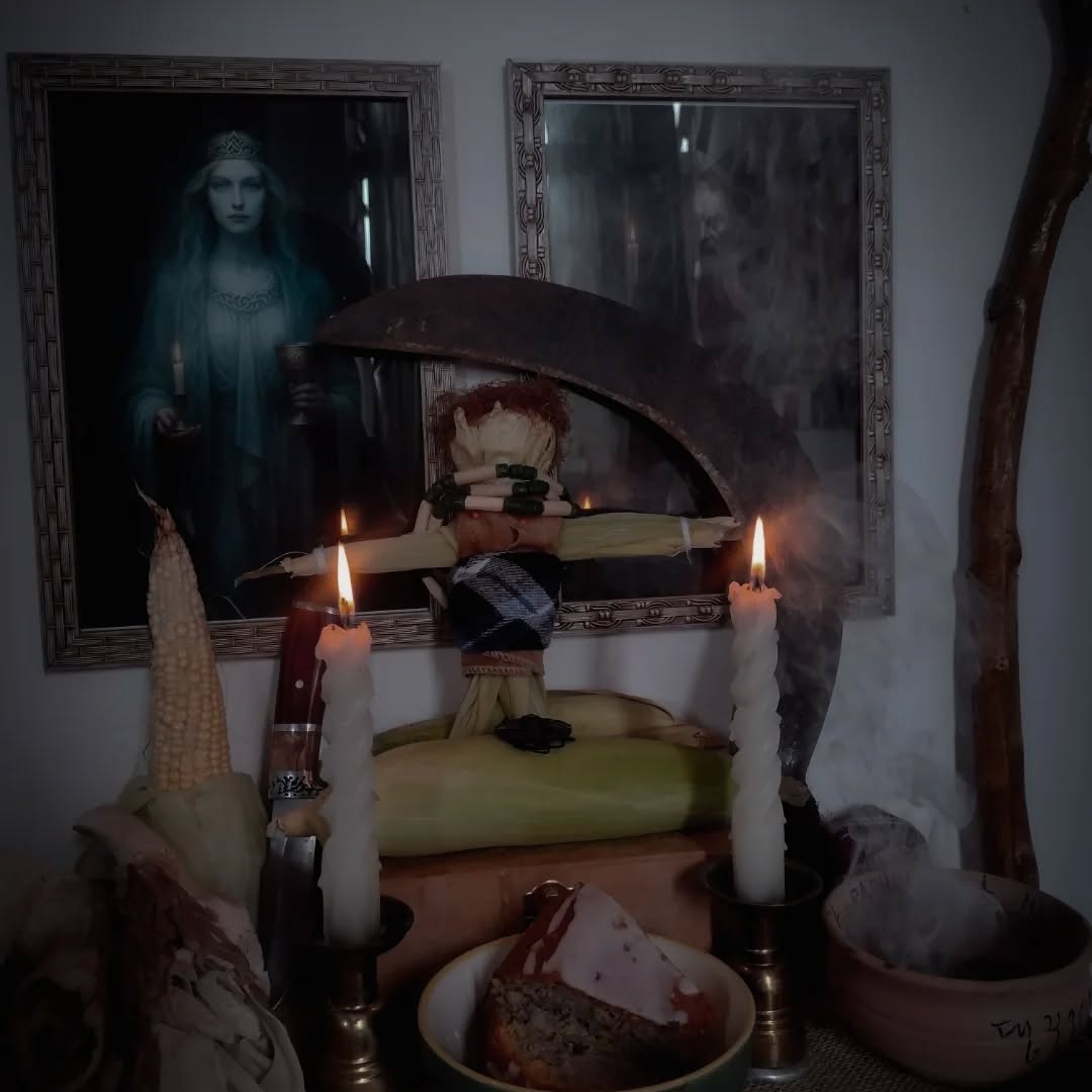 Os mistérios do grão, o corpo do Velho Deus dos Campos; aproveitamos muito bem o milho, foi feito bolo, pamonha e milho cozido. É uma das Noites Espirituais que tenho um amor por todo mistério de vida e morte, alquimia e Iluminação gnóstica envolvendo o Sacrifício do Rei do Milho.
Feliz Guldize a todos.
Que o Sacrifício do Velho seja propício a todos.
#guldize #lammastide #cornishwitch #cornishwitchcraft #witch