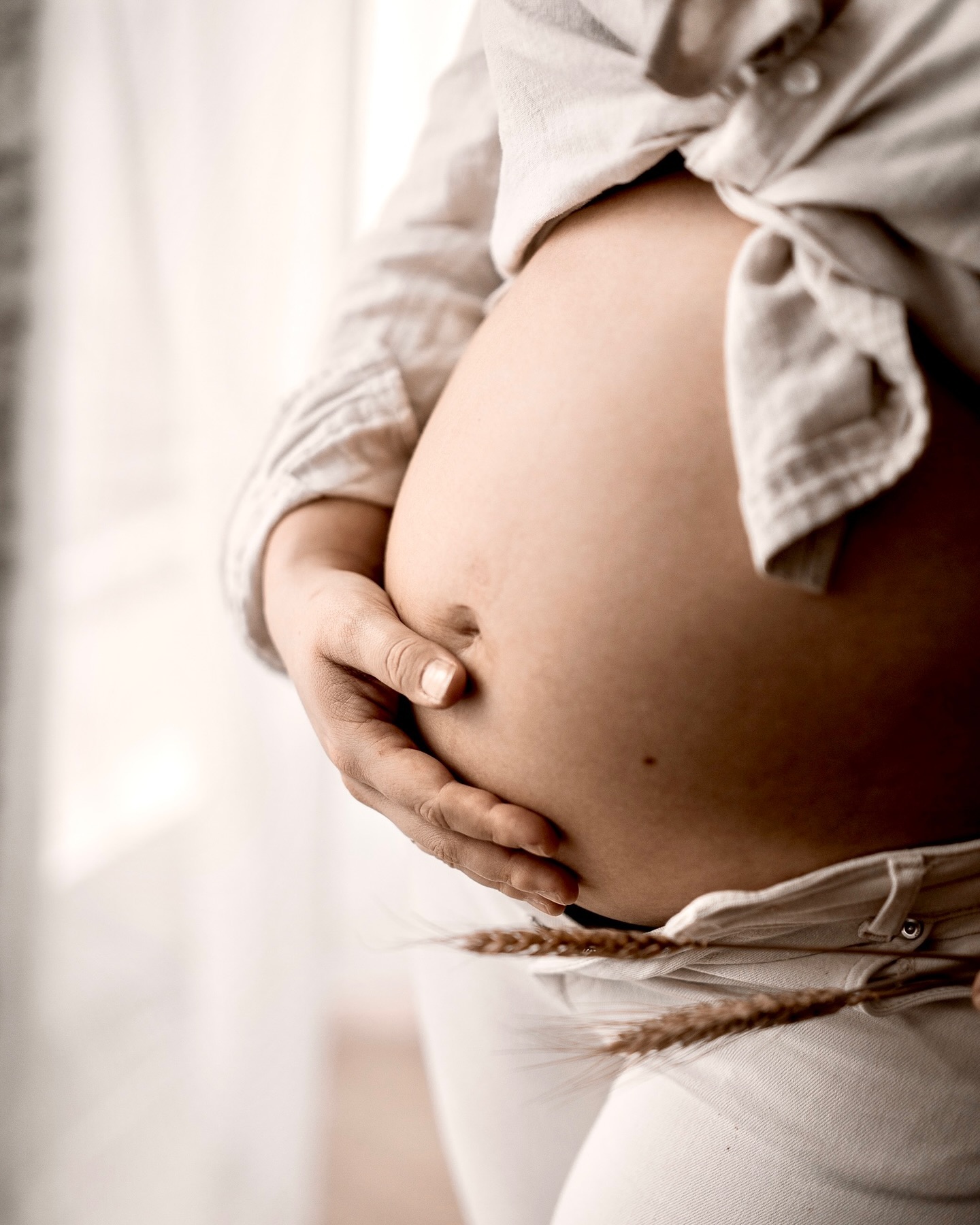 Dieser Babybauch erzählt eine ganz besondere Geschichte – die Vorfreude, das Warten und das Wunder des Lebens, das darin wächst.
Diese magische Zeit vergeht oft viel zu schnell und all die kleinen Momente, in denen man das kleine Wunder spürt, verblassen.
Genau deshalb ist ein Fotoshooting so wichtig. Es hält nicht nur den wachsenden Bauch fest, sondern die unbeschreibliche Verbindung zwischen Mama und Baby in jeder Phase der Schwangerschaft.
Ein kostbarer Moment, der für immer in Erinnerung bleibt…🤎
Hast du vielleicht eine Freundin oder Bekannte, die gerade schwanger ist?
Dann schicke ihr unbedingt diesen Beitrag weiter, damit auch sie erfahren darf, wie wichtig das Festhalten von Erinnerungen ist.
Lass mich doch gerne mal in den Kommentaren wissen, welche Erfahrungen du schon mit einem Shooting gemacht hast oder warum du dich bisher vielleicht dagegen entschieden hast…
Ich bin schon ganz gespannt auf deine Antwort!
#Babybauchshooting
#Schwangerschaftsfotos
#MomToBe
#SchwangerschaftsShooting
#Babybauchliebe
#BaldMama
#ErinnerungenFürDieEwigkeit
#HamburgFotografie
#HamburgMoms
#FotografHamburg
#RahlstedtFotografie
#RahlstedtMoms
#FamilienfotografieHamburg
#BabybauchHamburg
#SchwangerschaftHamburg
#NewLifeJourney
#Kugelzeit
#BabybauchErinnerungen
#MamaWerdenHamburg
#WunderDesLebens
TAGESLICHTSTUDIO
RAHLSTEDT
FAMILIENFOTOGRAFIN