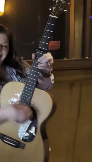 Friend of the Devil… great night with the girls 🍷😈 Thanks @patvolts for the vid! 🥰 #thebarroomgirls #jessiehaynesmusic #livemusic #friends #devil