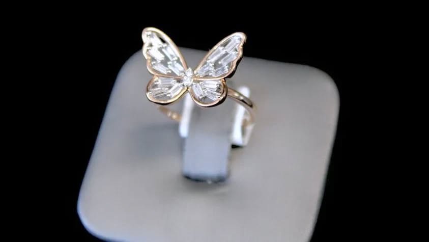 So many unique pieces 🦋
📍Shop our showroom
💎Custom Designs-Let us bring your vision to life
🗓️Open Monday -Saturday
#houstontx #houstonjewelry #quailvalley #missouritx #proposalrings #houstonproposalrings #butterflyring