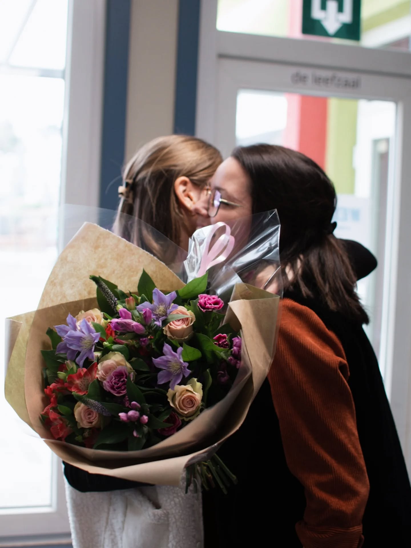 Vandaag vierden we dag van de directeur. 💐
Want zeg nu eerlijk, een directeur zoals onze Lynn, zo is er echt maar eentje!
Daarom: Dankjewel Lynn om er elke dag te staan voor de leerlingen en voor de leraren. 💛