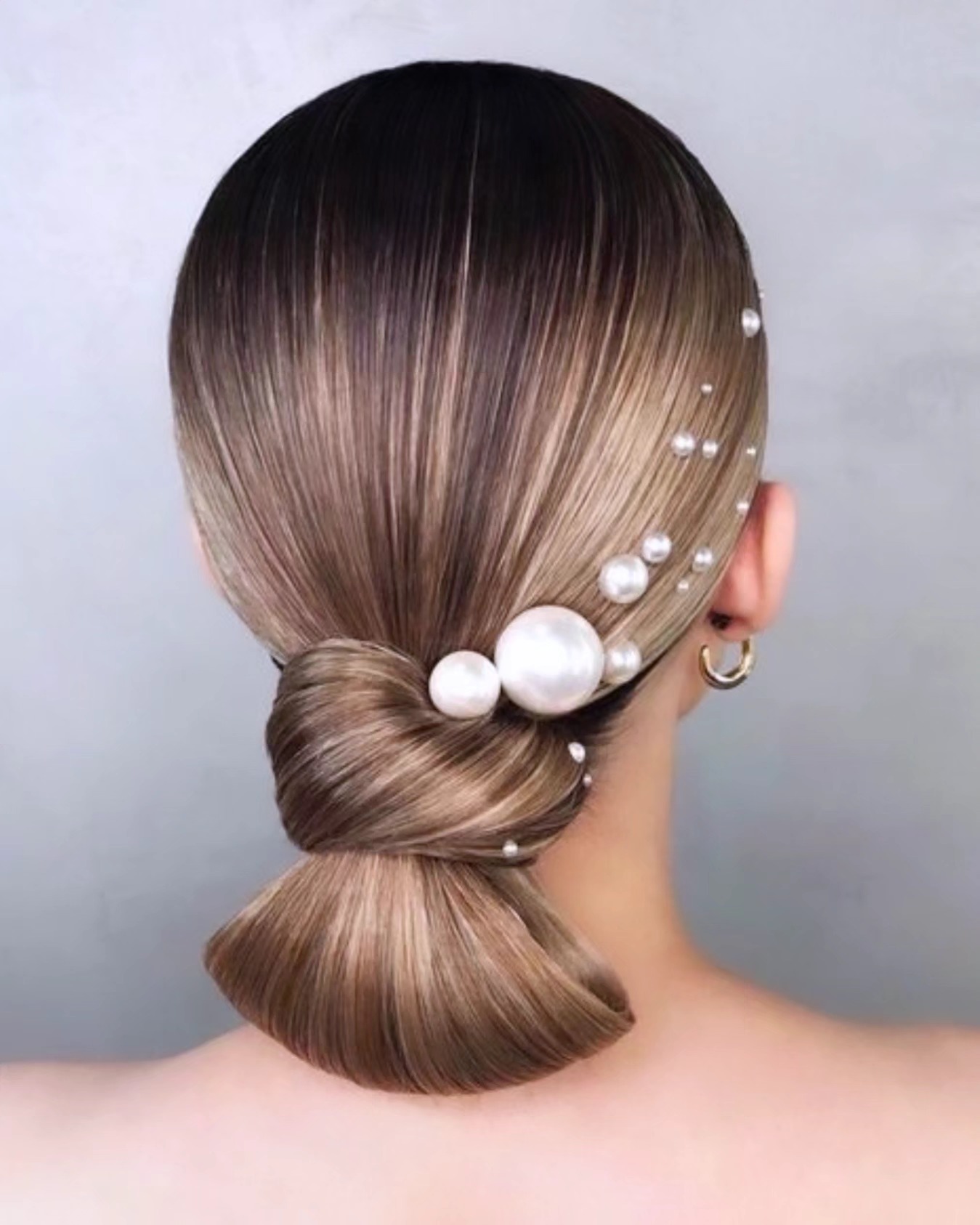 🤍 Qui a dit qu'un chignon de mariée devait être obligatoirement classique !
Allier raffinement et modernité dans un chignon bas de nuque,
Moi j'adore et la personnalisation est infinie,
je vous le montre ici avec ce bel exemple, l'ajout de perles personnalise la coiffure en élégance.
Qu'en pensez-vous ?
Oseriez-vous ce style de chignon pour votre mariage et de bijoux pour sublimer votre coiffure ?
Hâte de lire vos commentaires, et de savoir quel style se cache derrière votre personnalité !
🤍 2025 sera raffiné et moderne, personnalisons ensemble votre Mise en Beauté pour ce jour exceptionnel
AUDREY ELP
Hair & Makeup Artist Professionnelle | Depuis 1999
Spécialisée en Evénementiel
Mariage | Mode | Studio
📌 Métropole Lilloise | Hauts-De-France | France | Belgique...
📅 Prenez RDV dès maintenant et discutons de votre recherche : @audrey.elp (lien agenda en bio)
#AccompagnementEvent #BeautéÉvénementielle
#MUALILLE #coiffuremariage #chignonmariage #chignonbas #chignonmoderne #inspichignon #inspicoiffure #ideecoiffure #ideecoiffuremariage #weddingfrance #weddinghairstylist #marieeweddings #weddinginfrenchriviera #HairStylingLille #MuABelgium #coiffeusemariage #coiffurefemme #weddinghairstyle #weddinghairstyleinspo #bridalhairstyle #Mariéé2025