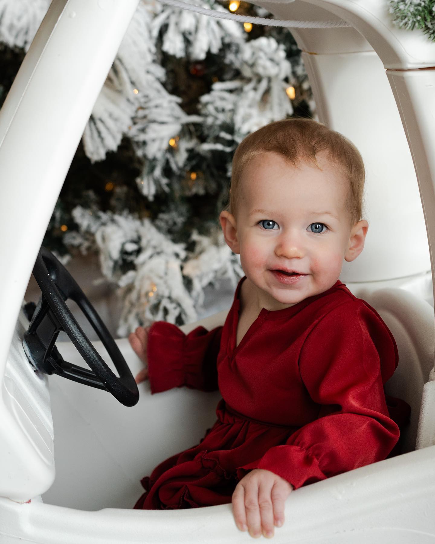 Thank you to everyone who allowed me to be a part of their holiday season this year! I definitely plan to do holiday minis again next year! And a shoutout to @kindlecos for the most beautiful winter wonderland set!