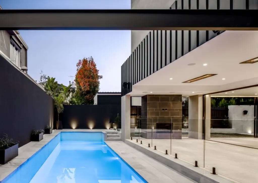 Our past project built alongside one of @dwellandco_ exceptional luxury homes is currently on the market!
🏊♂️👷♂️🙏
#baysidepools
#bayside
#brighton
#swimmingpool
#spa
#landscapedesign
#landscape
#glasstiles
#poolandspa