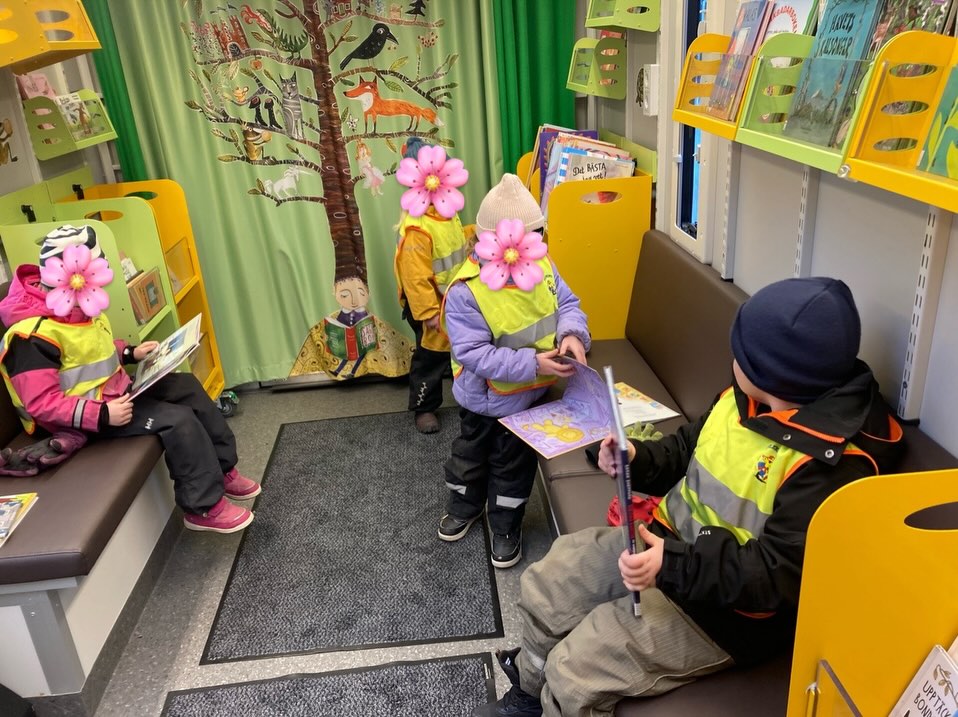 ⛄️ En frisk och kall vintervecka går mot sitt slut och ljuset dröjer sig kvar lite längre på eftermiddagarna på Hedenhös. ❄️✨
I Stora gruppen har barnen utforskat matematik på lekfulla sätt, bland annat genom att mäta sig själva och undersöka olika begrepp. 🔢😊
I Stora gruppen har det varit fokus på räkning, sångsamlingar, pärlor, Lego, magneter, deg, pussel och fantasifulla rolllekar. 🎶🧩🧱
Kul att ni hänger med oss på Hedenhös 🌈
#förskolaikullavik #förskolaikungsbacka #förskola #föräldrakooperativ #föräldrakooperativethedenhös
