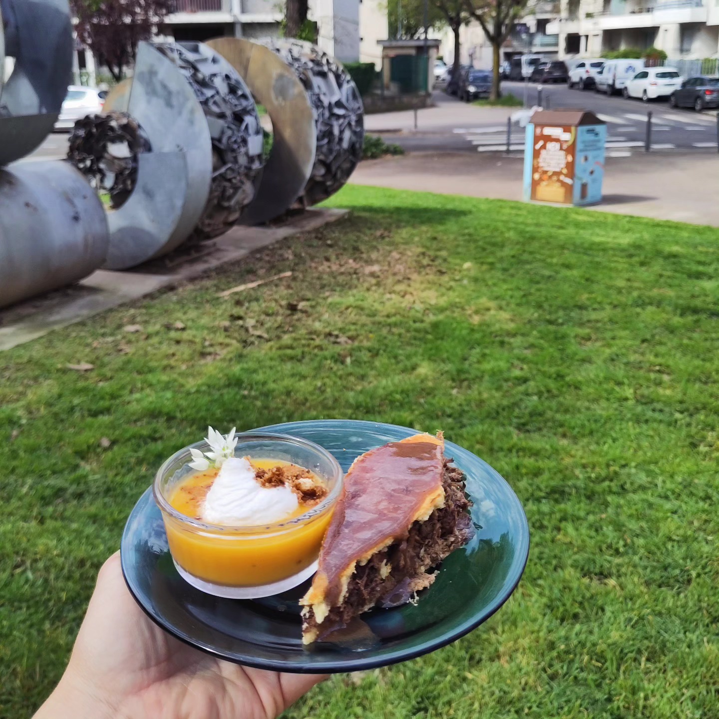 Velouté de légumes racines au combawa, chantilly coco.
Tourte au boeuf, sauce vin rouge.
#boeufbourguignon
#frenchfood
#onset
#catering
#lyonfood