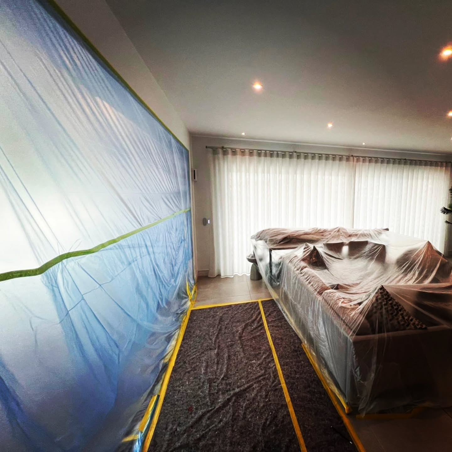 Reparacao e pintura no interior da moradia devido a infiltrações.