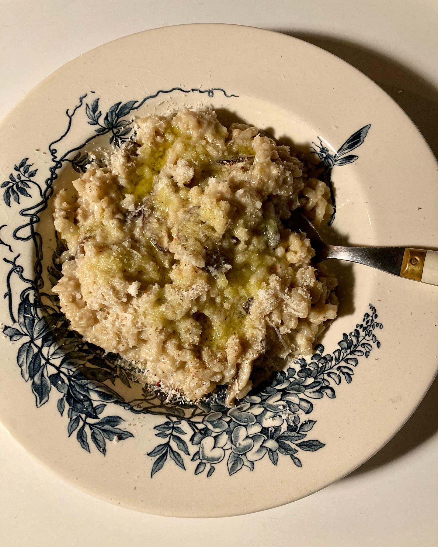 Risotto aux champignons Shiitakés!
J’en fais quoi de mes shiitakés dessinés il y a quelques jours? La spécialité de ma grand-mère Maria, d’origine vénitienne. Elle préparait ce risotto avec des cèpes séchés, j’ai renouvelé cette recette familiale à ma touche asiatique: avec des champignons Shiitakés et une touche de pâte miso, de façon à être au top au niveau saveur Umami!
Pour 4 personnes: 300g de riz arborio, 200g de champignons Shiitakés frais et 70g de secs, 1 grosse échalote, 3 cubes de bouillon de légumes, 1 c.à soupe de pâte miso blanche, 2 c.à soupe de crème fraîche, huile d’olive, sel, poivre.
Dans une grande casserole, faire bouillir 1,2 litre d’eau avec les cubes de bouillon et les shiitakés secs. Laisser frémir sur le coin du feu.
Pendant ce temps, éplucher et émincer l’échalote. Couper les pieds s’ils sont durs des shiitakés frais et bien les nettoyer, les couper en tranches fines.
Faire revenir dans un peu d’huile d’olive les échalotes, puis ajouter les champignons, cuire 10 minutes. Ajouter le riz, le faire légèrement braiser (on dit « chanter » en italien), ajouter louche après louche le bouillon, sans cesser de remuer, jusqu’à ce que le riz soit cuit et avoir la bonne consistance (perso, je le préfère un pet crémeux).
Ajouter la crème et la pâte miso en fin de cuisson, bien mélanger.
Servir tiède, saupoudré de parmesan!
Buon appetito!
NB: cela aurait été bien sûr encore mieux de préparer son propre bouillon maison, avec légumes et champignons.
Pour les bienfaits des champignons shiitakés, je vous conseille mon article sur mon blog: « Le shiitaké, anti-cancer et boosteur de l’immunité »!
#risottolover #risotto #risottos #risoto #riz #riso #rice #ricebowls #shiitake #shiitakemushrooms #champignons #miso #pâtemisoblanche #dietetiquechinoise #madreperlamtc