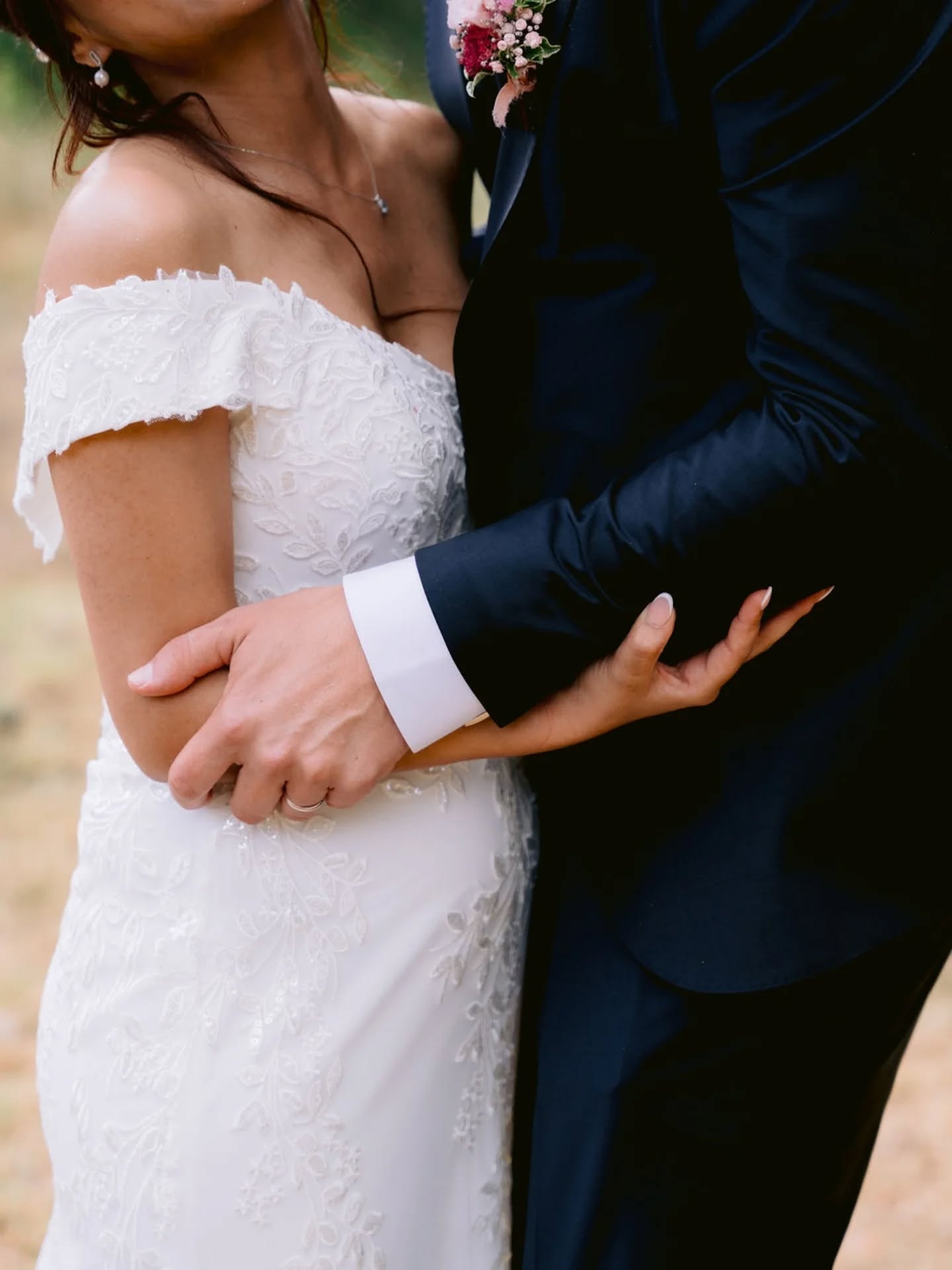 đ€ Il y a des instants qui nâont pas besoin de mots.
Une main qui se pose.
Un sourire esquissé.
Un dĂ©tail floral glissĂ© au revers dâune veste.
Dans ces moments-lĂ , tout se joue dans la justesse.
La discrĂ©tion dâune fleur, la dĂ©licatesse dâune harmonie, lâĂ©quilibre parfait entre force et douceur.
Câest pour ces instants prĂ©cis que je crĂ©e.
Pour sublimer sans jamais voler la vedette.
Pour accompagner lâĂ©motion, avec Ă©lĂ©gance et sens.
Parce quâun mariage dâexception se reconnaĂźt souvent Ă ce que lâon ressent⊠plus quâĂ ce que lâon voit âš
@clementinec_photographe @lehameaudevalouse @dbcarre
#weddingdetailsphotography #love #couplegoal #weddingflorists #provencewedding