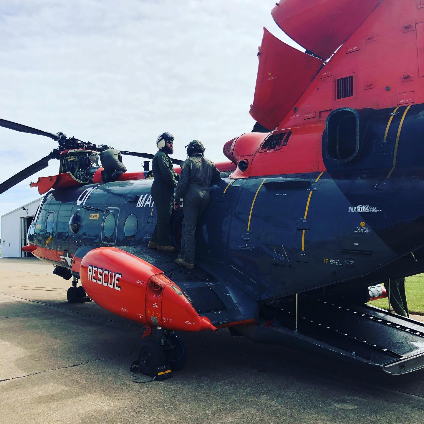 Fly days #military #tx #texas #merica #usa #army #navy #airforce #marines #coastguard #sar #recruitment #nusafm #pedro #phrog #phrogsforever #pedro-01 #rappelling #petzel #petzel_official #America #hh46 #ch46 #rigging #pilot #crewchief #ao #5.11 #511tactical #seaknight