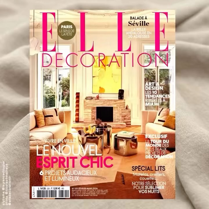 A découvrir dans le numéro de février 2026 du magazine Elle décoration un appartement réinventé dans le quartier de Sèvres-Babylone à Paris, par l’architecte d’intérieur belge Nancy Geernaert, @nan_geernaert de l’agence @justinhomedesign. Une harmonie architecturale imprégnée d’une évidence « Partir de presque rien permet d’aller loin ». Cet appartement combine un luxe discret et une modernité subtile où les matières conversent habilement tout en élégance.
Dans cette chambre, une œuvre d’art peinte achetée dans une vente aux enchères attire l’attention entourée de matières naturelles qui distillent une atmosphère de cocon. La douceur de la palette de couleurs respire à l’unisson avec le choix des matières naturelles bienfaisantes : linge de lit
en chanvre couleur argile ennoblis sans produits toxiques par @Couleurchanvre à St Jean-de-Luz, Tapis sur mesure en peau de mouton par la designer belge Carine Boxy @carineboxy, chevet en pierre @zarahome…
Merci 🙏
@elledecorationfr @clemence.leboulanger
stylisme @laurencedougier photo @nicolas4matheus
relations presse #vkbpr
#decoration
#homedecor
#interiordesign
#chanvre
#lin
#lingedelit
#madeinfrance
#nature
#textile
#couleur
#design
#bienêtre