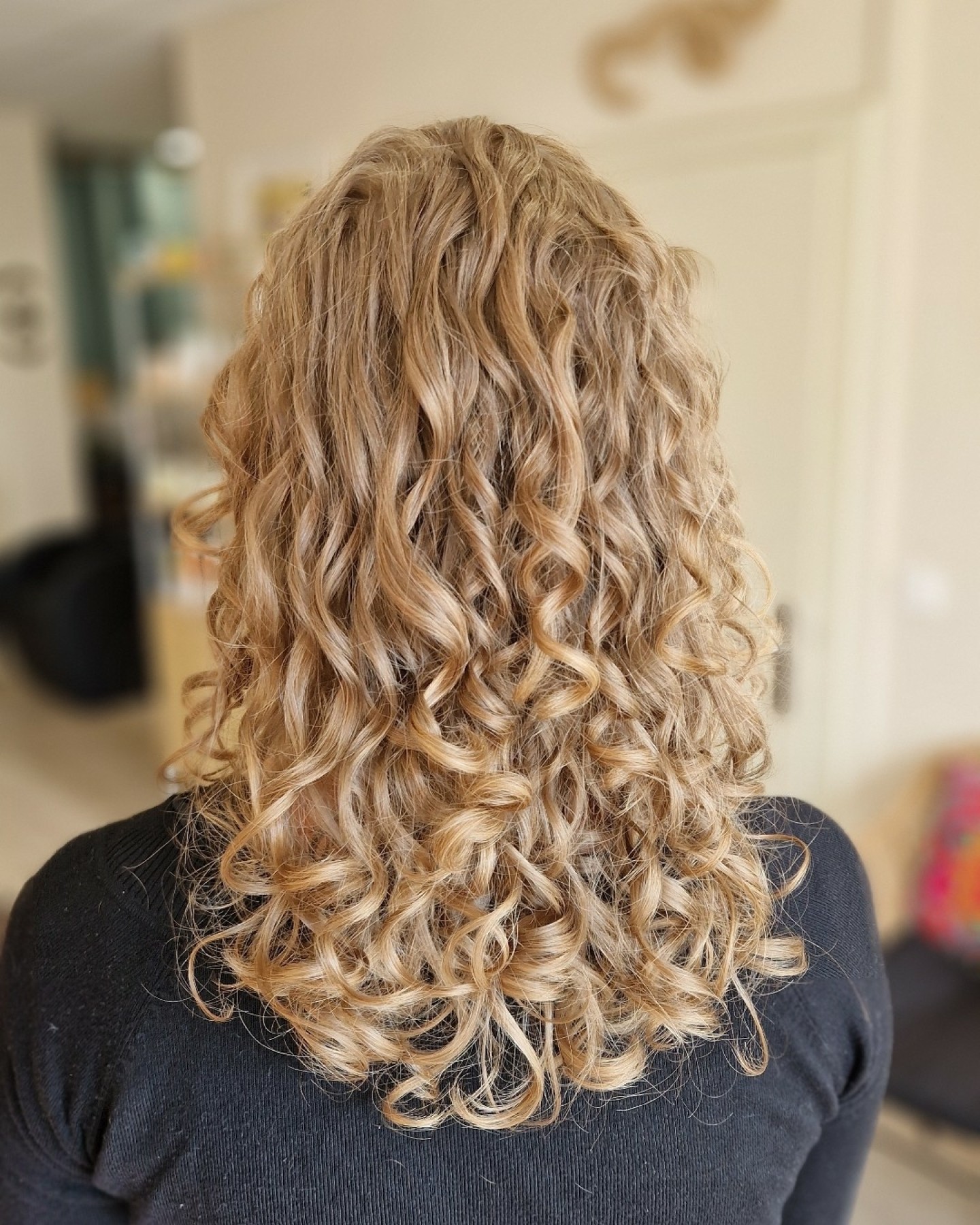 Une coupe qui change tout ✂️✨
On a réajusté les volumes, redéfini la forme et laissé la boucle reprendre toute sa place.
Le résultat : du rebond, de la légèreté et une boucle pleine de vitalité !