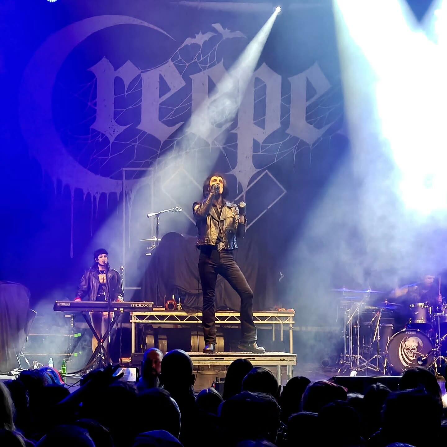 Custom stage backdrop for @creepercult on their recent tour with @iceninekills.
Produced using front-lit, fire-retardant stage display fabric.
Final size: 30ft x 20ft, scaled to read clearly under full production lighting across multiple venue sizes.
Photo credits: @evenharder_ @hauntedmattress
#StageBackdrop #TourProduction #LiveEvents #StageDesign #BandVisuals