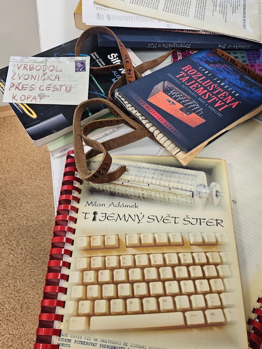 Na ITG proběhla odborná přednáška IT specialisty Milana Adámka zaměřená na šifrování. 💻
Součástí přednášky byl i praktický úkol, díky kterému si studenti mohli téma vyzkoušet v praxi. 🔐
Milan Adámek se oblasti šifrování dlouhodobě věnuje nejen profesně, ale také autorsky – je autorem knihy Tajemný svět šifer.
Děkujeme za inspirativní přednášku a sdílení odborných zkušeností.
#itg #gymnazium #sifrovani #prednaska #workshop