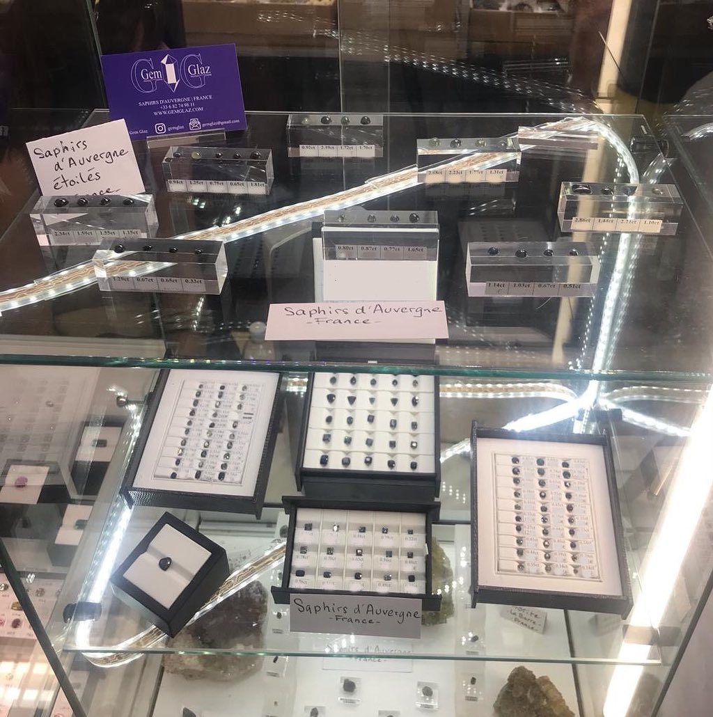 Nous vous donnons rendez-vous toute la semaine au Salon de Sainte Marie aux Mines stand VE1103
Au plaisir de vous rencontrer ✨
#saphir #saphirdefrance #saphirdauvergne #frenchsapphire #finegems #exceptionalgemstones #teal #tealsapphire #bluesapphire #naturalgemstone #ethicalgemstone #ethicallymined #naturalsapphire #unheatedsapphire #saphirnaturel #pierresethiques #joaillerieethique
#sapphire #gemme #cuttinggemstones #precisioncut #ethicaljewelry #highjewelry #jewelrydesign #statementjewelry #hautejoaillerie #minetomarket #jewelrydesigner #jewelryblogger #gemstonetraceability