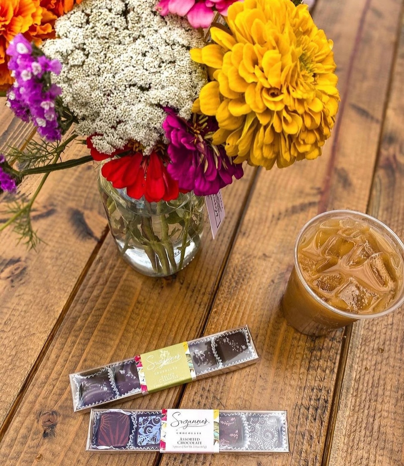 A sneak peak into your Tuesday morning spent @helvetiamarket 💐☕️