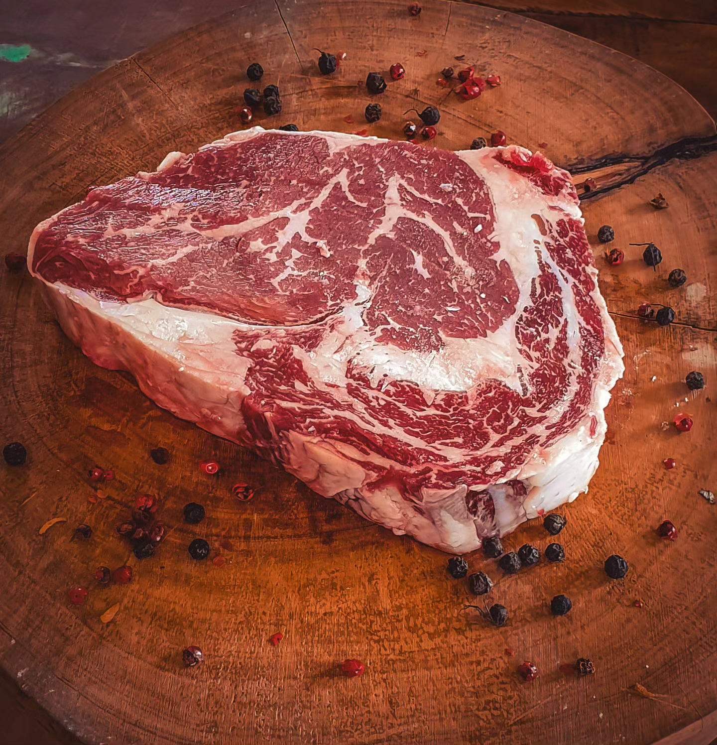 O bife ancho é um corte de carne nobre, suculento e saboroso, retirado da parte dianteira do contrafilé do boi, próximo à costela.
Tem uma textura macia e firme, e é naturalmente marmorizado, ou seja, tem uma quantidade ideal de gordura entremeada nas fibras musculares
E você?
Já comeu Ancho?
Nós fazemos em três versões:
ANCHO na crosta de alho
ANCHO a cavalo
Risoto do Chef