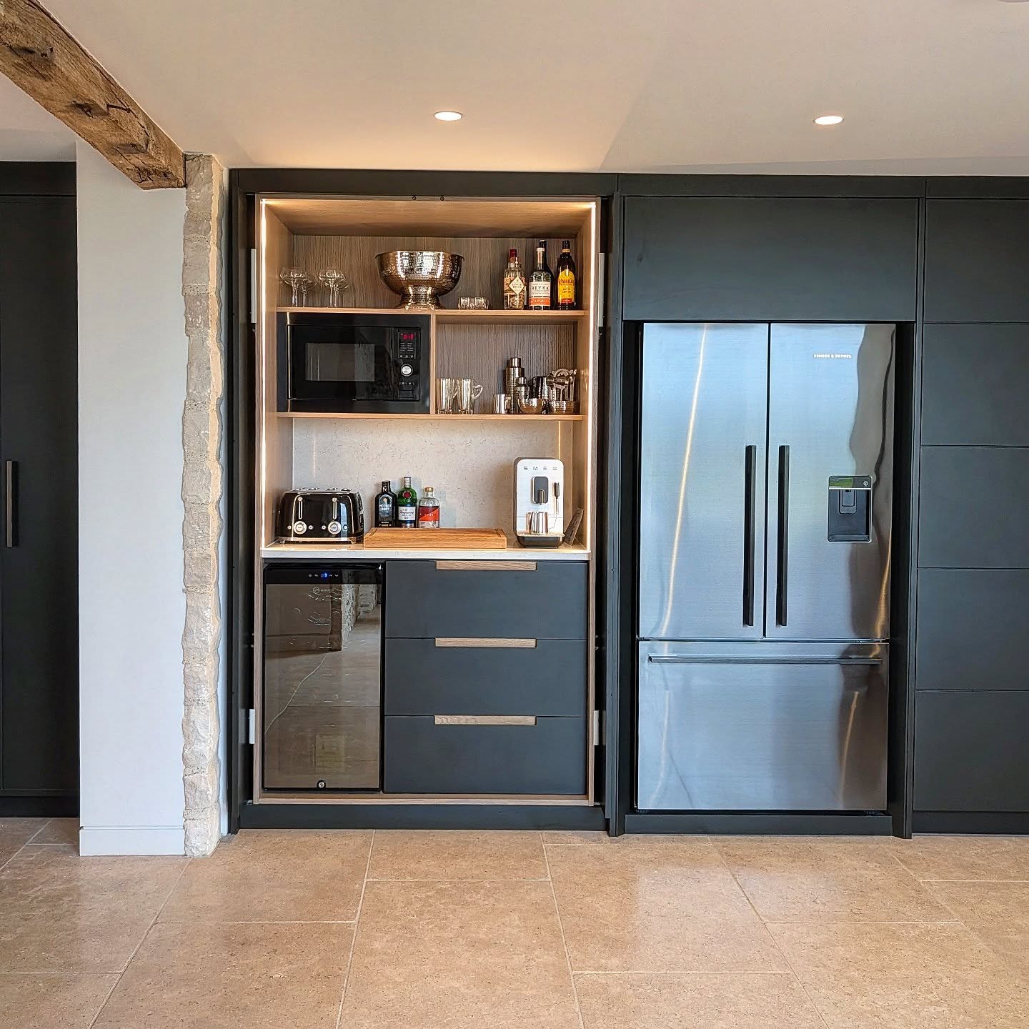 Bespoke fitted kitchens... Something we specialise in and take great pride in creating, this recent project was installed in our barn conversion. Every single aspect of this kitchen has an element of bespoke design and creativity.
#bespokekitchens #fittedfurniture #kitchendesigners #bespokecabinetry #hamdmade