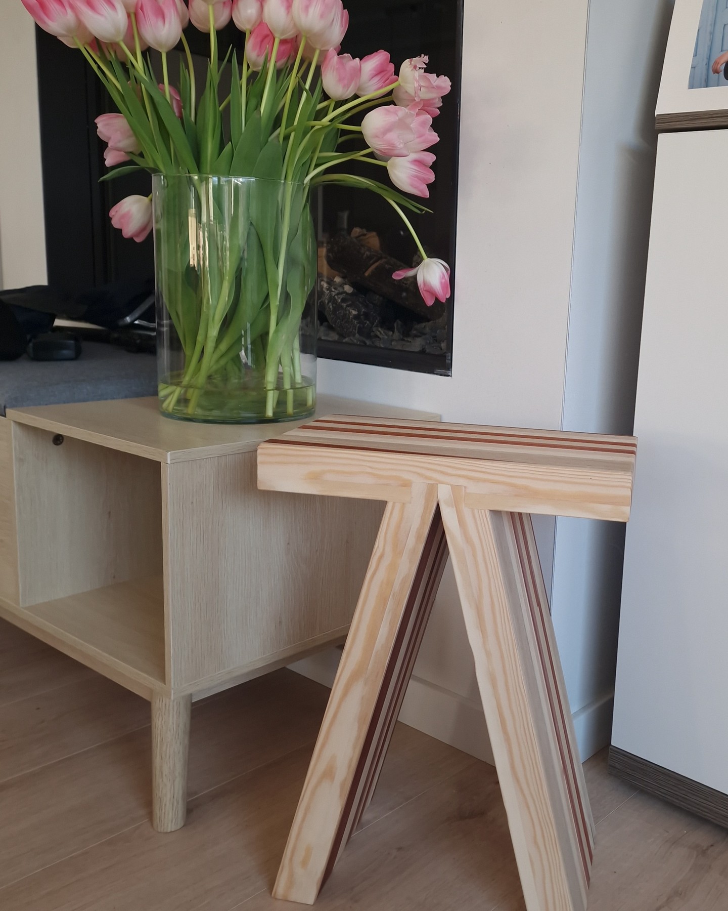 "Ik ben enorm blij met mijn krukje. Het heeft een heel mooi plaatsje gekregen aan de openhaard.
Grtjs, Dominique"
Hier worden we helemaal blij van! 😍
Momenteel hebben we nog 8 krukjes in unieke kleurenmix op voorraad.
Via onze webshop ontdek je ze allemaal: www.peetersjef.be/webshop