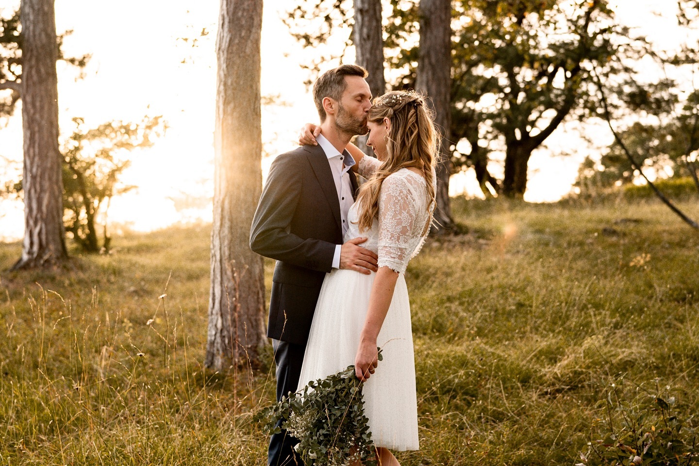 💕 Seid ihr auch gerade an der Hochzeitsplanung und fragt euch, wie viel Zeit ihr für das Paarshooting einplanen sollt?
𝗗𝗶𝗲𝘀𝗲 𝗧𝗶𝗽𝗽𝘀 𝗴𝗲𝗯𝗲 𝗶𝗰𝗵 𝗺𝗲𝗶𝗻𝗲𝗻 𝗕𝗿𝗮𝘂𝘁𝗽𝗮𝗮𝗿𝗲𝗻 𝘄𝗲𝗶𝘁𝗲𝗿:
Einen Teil des Paarshootings verbinde ich gerne mit dem 𝗙𝗶𝗿𝘀𝘁 𝗟𝗼𝗼𝗸 - also dem Moment, an dem ihr beide euch zum ersten Mal an eurem Tag in Hochzeitskleid und Anzug seht. Diese persönlichen Augenblicke sind soo besonders und jedes Mal wieder wunderschön, wenn sich Aufregung und Vorfreude in Begeisterung und erste Erleichterung wandelt. Für den First Look mit Paarshooting solltet ihr etwa eine Stunde einplanen, damit wir entspannt und ohne Hektik fotografieren können. Bedenken sollte man bei der Planung auch, ob es im Anschluss längere Fahrtwege zur Traulocation gibt - auch hier sollte nicht zu knapp kalkuliert werden, damit ihr nicht in Zeitdruck kommt. Ein weiterer Vorteil ist, dass ihr euch nicht von euren Gästen wegbegeben müsst.
Und wenn es vom Wetter her passt (was im Sommer meistens gut klappt 😍😃), dann lege ich am liebsten noch ein kleines 𝗦𝘂𝗻𝘀𝗲𝘁 𝗦𝗵𝗼𝗼𝘁𝗶𝗻𝗴 am Abend ein - denn das Licht und die Stimmung, und auch eure Entspannung und Gelöstheit am Ende des Tages, findet sich auch auf den Bildern wieder. Hier reichen oft 20-30 Minuten, die wir uns während des Abendessens nach draußen schleichen - so bemerken auch eure Gäste oft garnicht, dass ihr kurz nicht da seid.
✨ Habt ihr Fragen zum Paarshooting oder sucht ihr noch eine Fotografin für eure Hochzeit 2025 oder 2026? Schreibt mir und wir können ganz unverbindlich über euren großen Tag reden :). Mit 10 Jahren Erfahrung als Fotografin kann ich eure Fragen zuverlässig beantworten 💌.