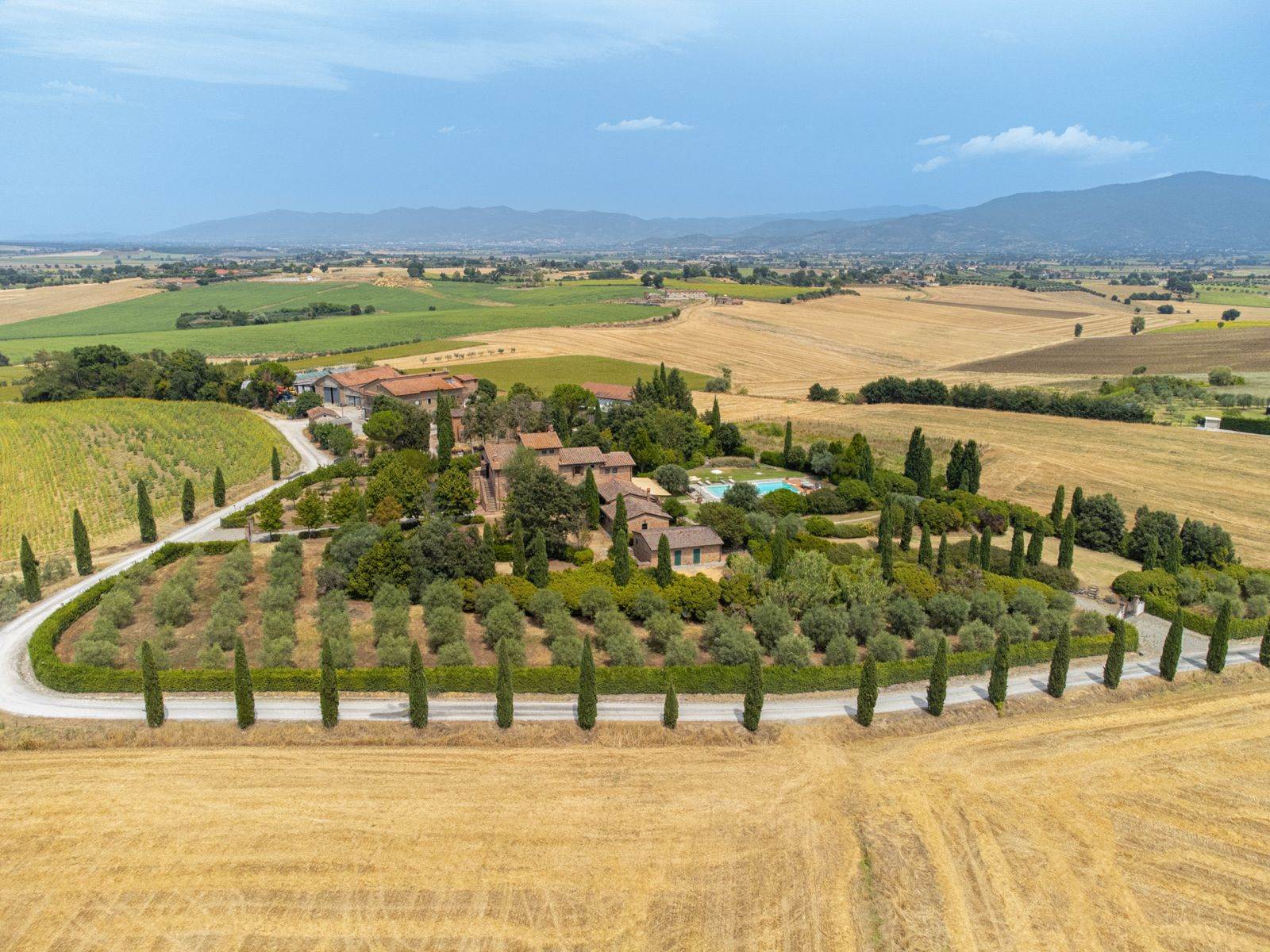 Luxury Country Estate Tuscany 🇮🇹✨
17th-century soul, modern flex. Hilltop privacy, panoramic vibes, spa-level living, and room to host like royalty.
🏡 1,120 sqm
🛏️ 10 bedrooms
🛁 12 baths
🌿 16,000 sqm land
🏊 16×8 m pool
🍷 SPA + wine room
📍 Between Cortona, Montepulciano & Arezzo
#TuscanyLuxury #ItalianEstate #HistoricVilla #TuscanDream #LuxuryRealEstate #CountryEstate #DolceVita #ItalianHomes 🇮🇹
✨🏡🍷