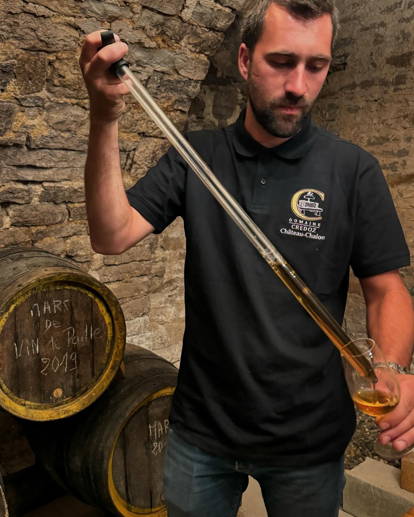 Valentin Credoz, pictured here in his Chateau-Chalon cellar, brings talent, youth, strength, biodynamic skills and long term vision to his family estate. The future looks bright at Jean-Claude Credoz.
#domainecredoz
#jeanclaudecredoz
#domainejeanclaudecredoz
#jurawines
#jura