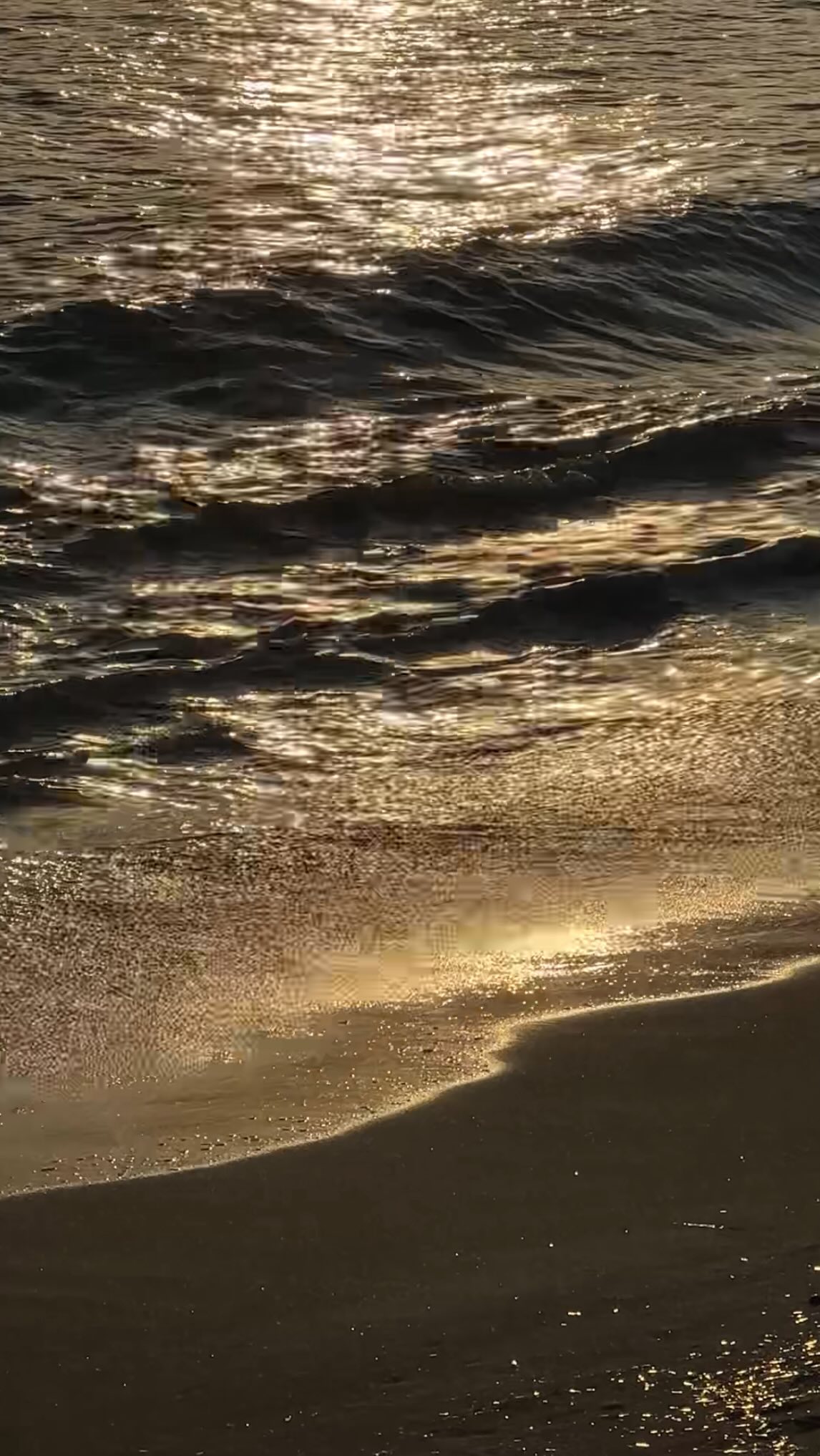 Ich sag mal so: es wird intensiv, schnell, ehrlich: mehr Tempo, mehr Wahrheit, weniger Ausreden ✨
Der chinesische Kalender nennt diese Zeit das Jahr des Feuerpferdes & ich liebe diese Symbolik - wir können so viel daraus lernen ❤️🔥
Dieses Jahr ist wirklich alles möglich – aber nur, wenn du lernst, diese heftig intensive Energie bewusst zu nutzen ohne auszubrennen oder dich zu verlieren.
Ich finde vor allem diese drei Dinge sollte man auf dem Schirm haben, wenn man die Energie des Jahres für sich nutzen willst ✨🤍🌞
1. Klarheit vor Geschwindigkeit:
Das Feuerpferd liebt Tempo – aber nur, wenn man weiß, wohin man will. Unklare Ziele führen zu zerstreuter Energie & Orientierungslosigkeit. 2026 wird klare Entscheidungen & bewusstes Handeln fordern.
Also frag dich schon jetzt ganz ehrlich:
Was will ich wirklich – nicht was logisch klingt, nicht was sinnvoll wirkt, nicht was von mir erwartet wird? Was will mein Herz? 🫀
2. Mut zur Bewegung (auch wenn du Angst hast)
Warten kostet uns 2026 mehr Energie als Handeln. Dieses Jahr reagiert nicht auf Perfektion, sondern auf Bewegung. Muss man perfekt vorbereitet sein? Nein. Aber wir sollten innerlich bereit genug sein & vor allem in uns klar, so dass wir auf schnelle Wendungen & unerwartete Chancen & Möglichkeiten mutig und aus dem Herzen heraus reagieren können.
3. Authentizität statt Anpassung
Je echter du dieses Jahr bist & je ausgerichteter deine Entscheidungen sind, desto schneller kommst du in den Flow. Erlaube dir radikal du selbst zu sein, spreche deine Wahrheit & lass dich überraschen, was für Chancen, Möglichkeiten & Menschen in dein Leben kommen, wenn du aligned mit dir bist.
Speicher die den Post ab & nehm dir später Zeit, dir diese Fragen in einem ruhigen Moment zu stellen:
- Was will ich wirklich?
- Was in meinem Leben entspricht nicht meinem wahren Potenzial – und wie kann ich es jetzt ändern?
- Wenn ich ehrlich zu mir selbst bin: Was halte ich fest, das mich nicht mehr weiterbringt?
- Welche Entscheidung in meinem Leben würde alles verändern, wenn ich sie heute treffe?
Also 2026 let’s go ❤️🔥