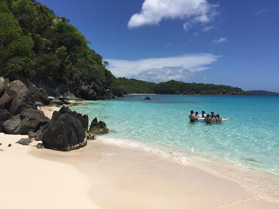 Come SNUBA with us in this spectacular spot!
We like to give our customers a chance to have a shallow water practice before going on the dive, and I can't think of a better spot to practice in. -
-
-
#caribbean #ocean #snuba #familyvacation #honeymoon #familyfun #trunkbay #diving #familybuisness