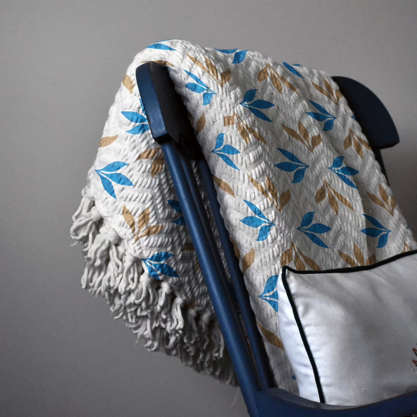 Simple forms and a limited palette make this pattern easy to pair across products and spaces.
#surfacepattern #mockups #textilepattern #pattern #textiledesign