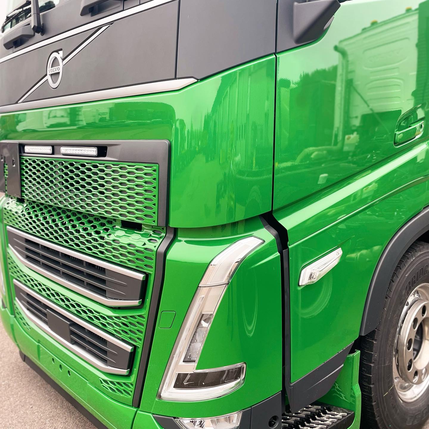 Vi önskar er en helg full av glans och glädje, precis som en finlackad lastbil på en solig dag🟢
#HovgårdensYtskydd #LastbilLackering #Entreprenadaskiner #Industriackering #SpotRepair #PlastReparationer #Lastbil #Fälgreparation